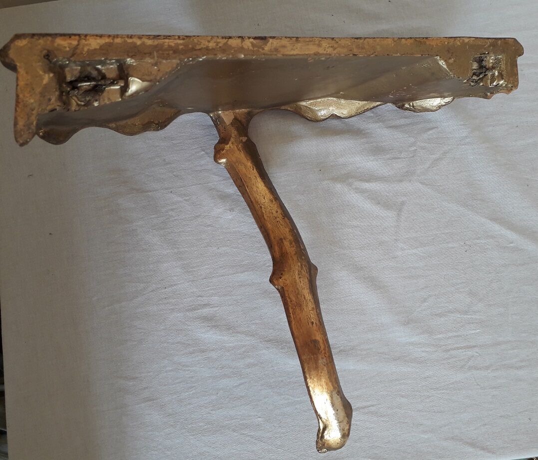 Wall shelf in gilded wood