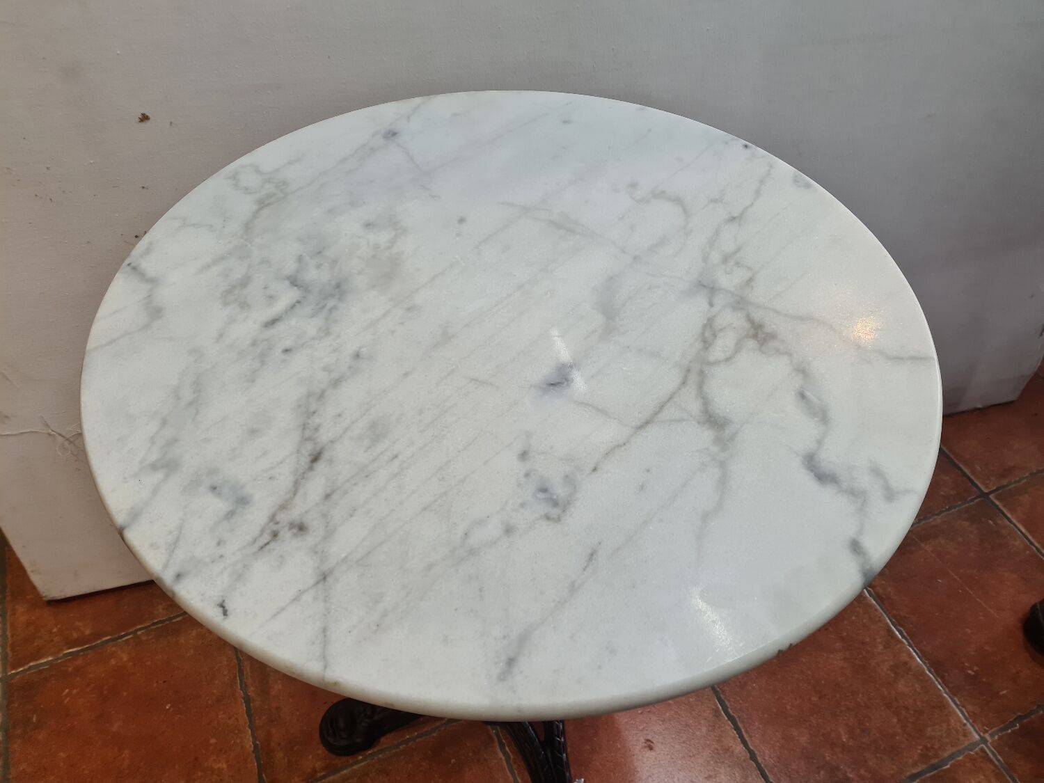 Bistro pedestal table in cast iron and marble