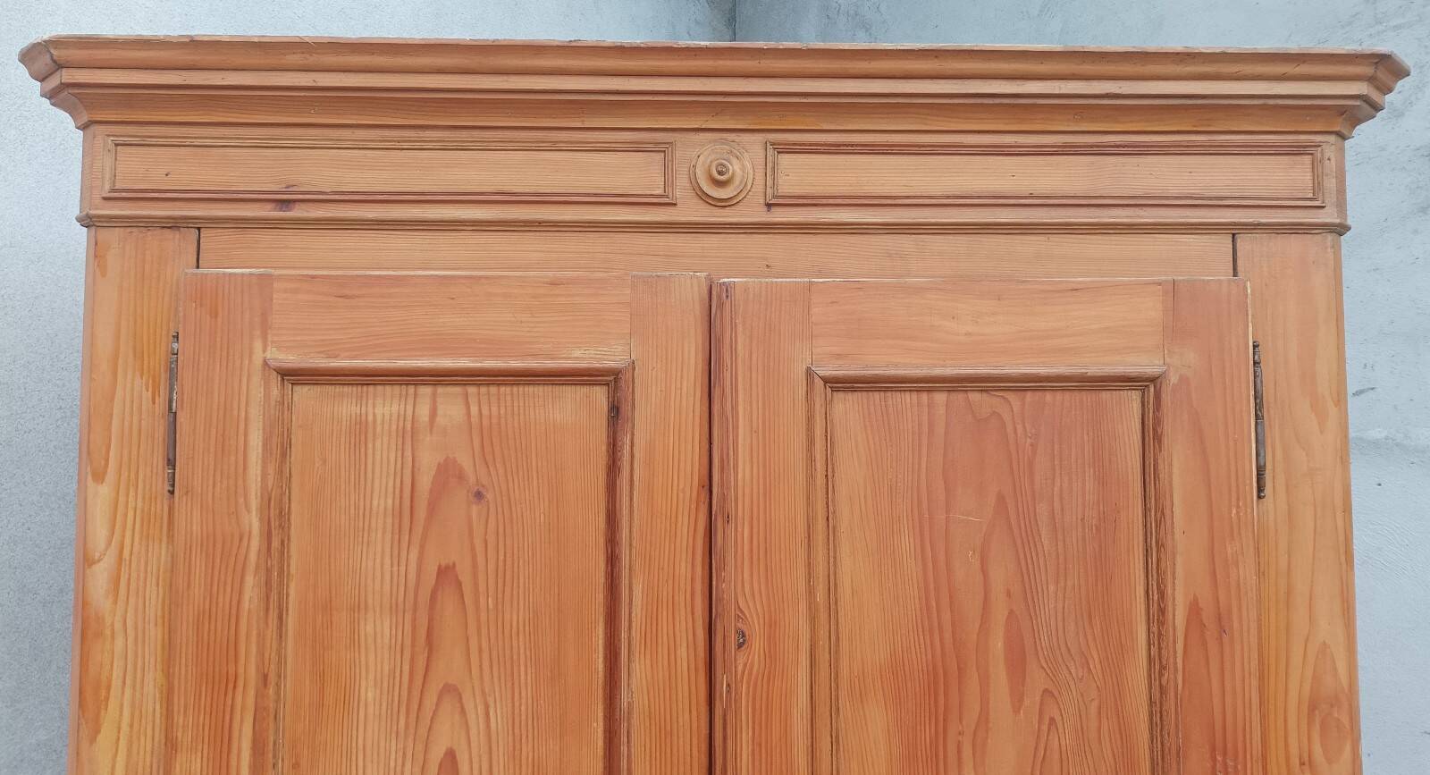 Mountain wardrobe chalet in pine from the 19th century