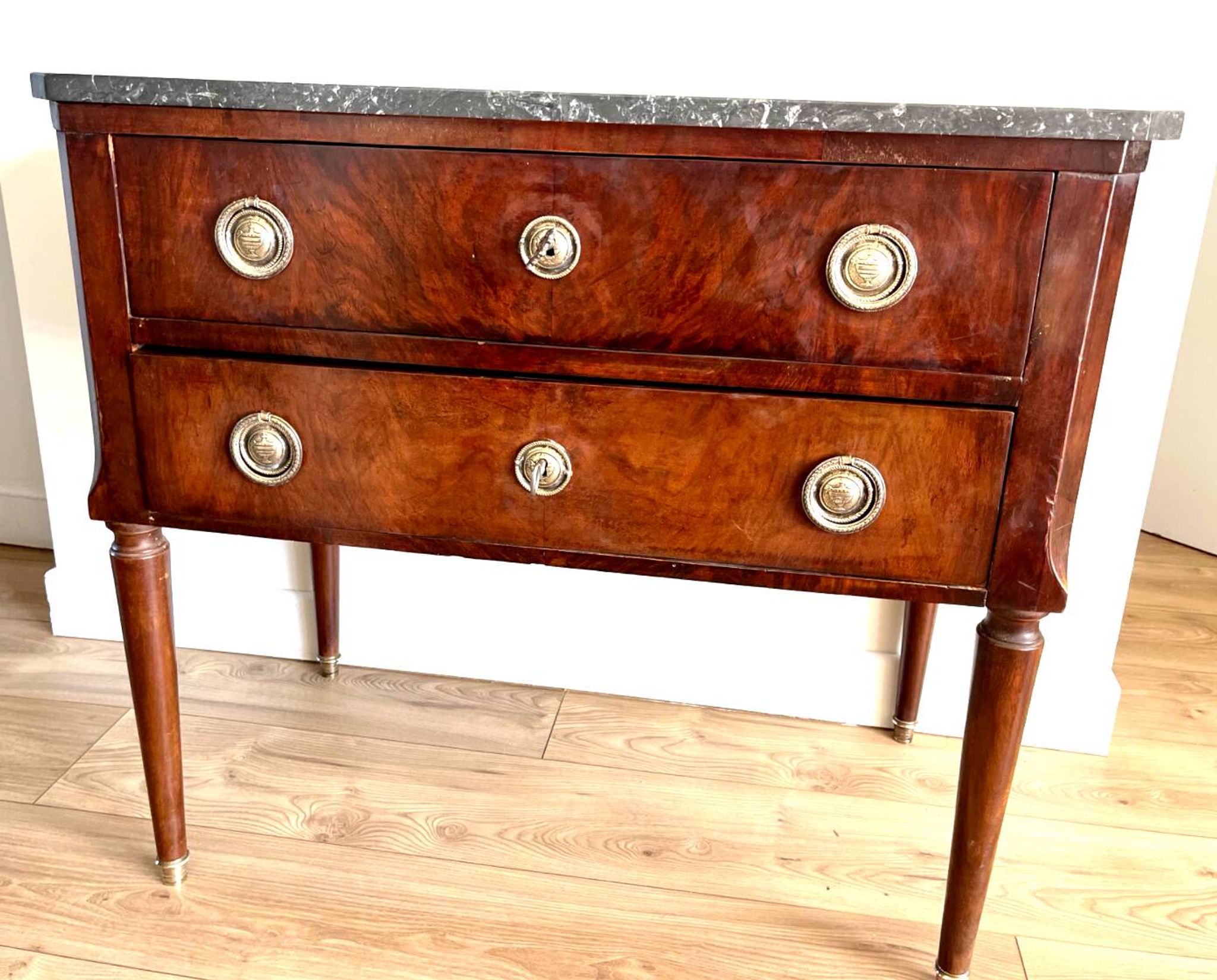 Commode en plaquage de bois de style Louis XVI et plateau en marbre