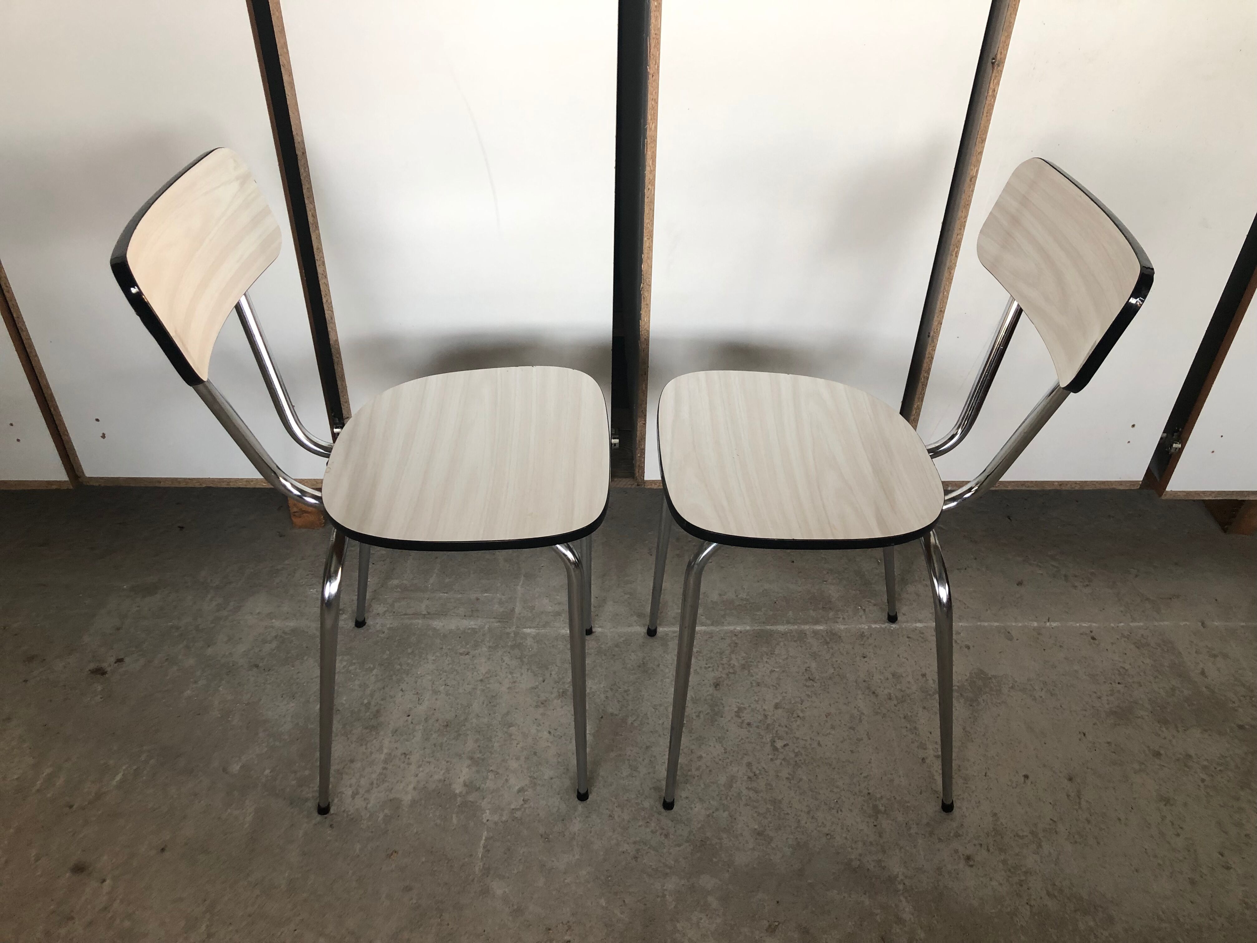 2 chaises en Formica blanc-gris des années 70
