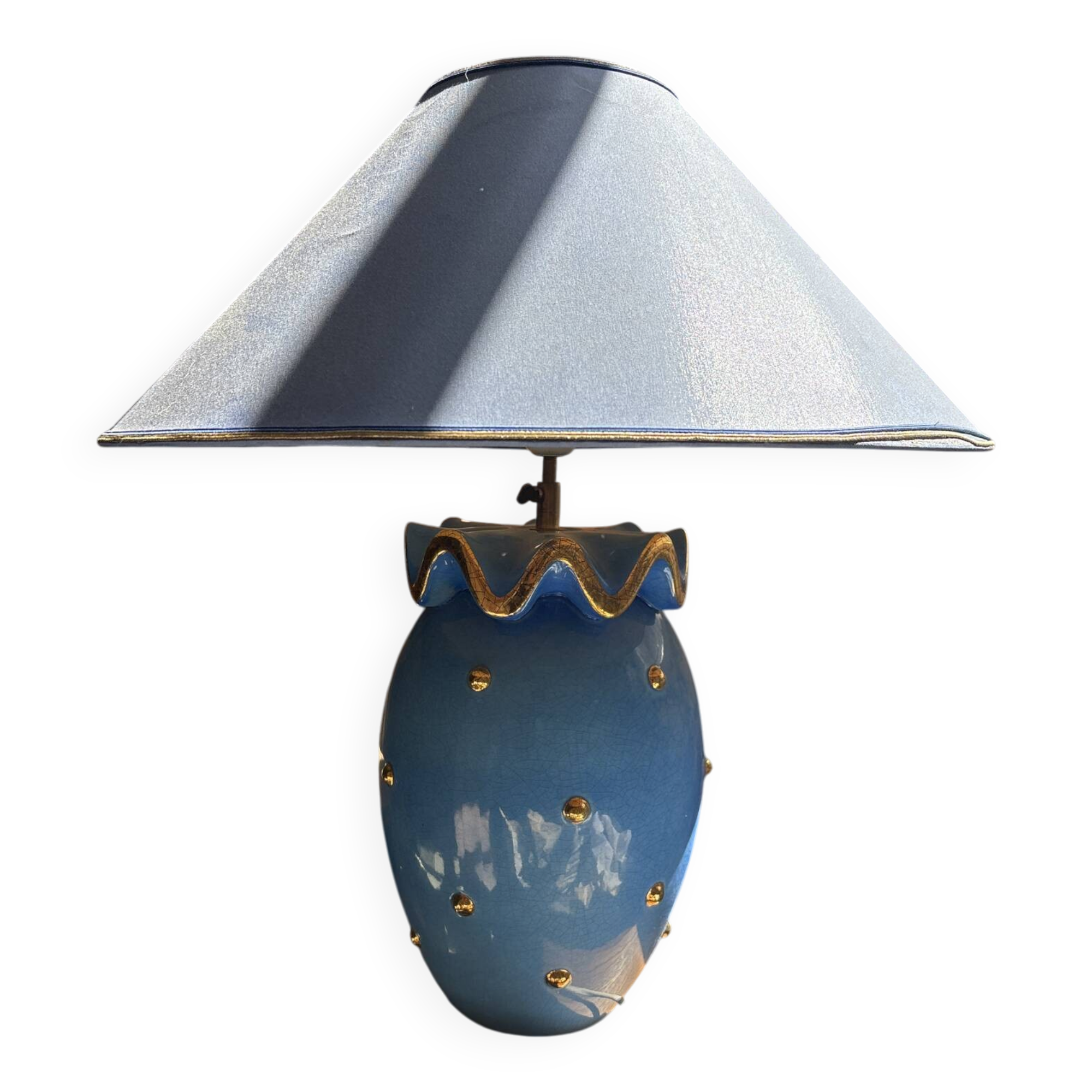 Grande lampe de table en faïence bleue et détails dorés