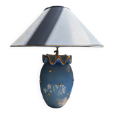 Grande lampe de table en faïence bleue et détails dorés