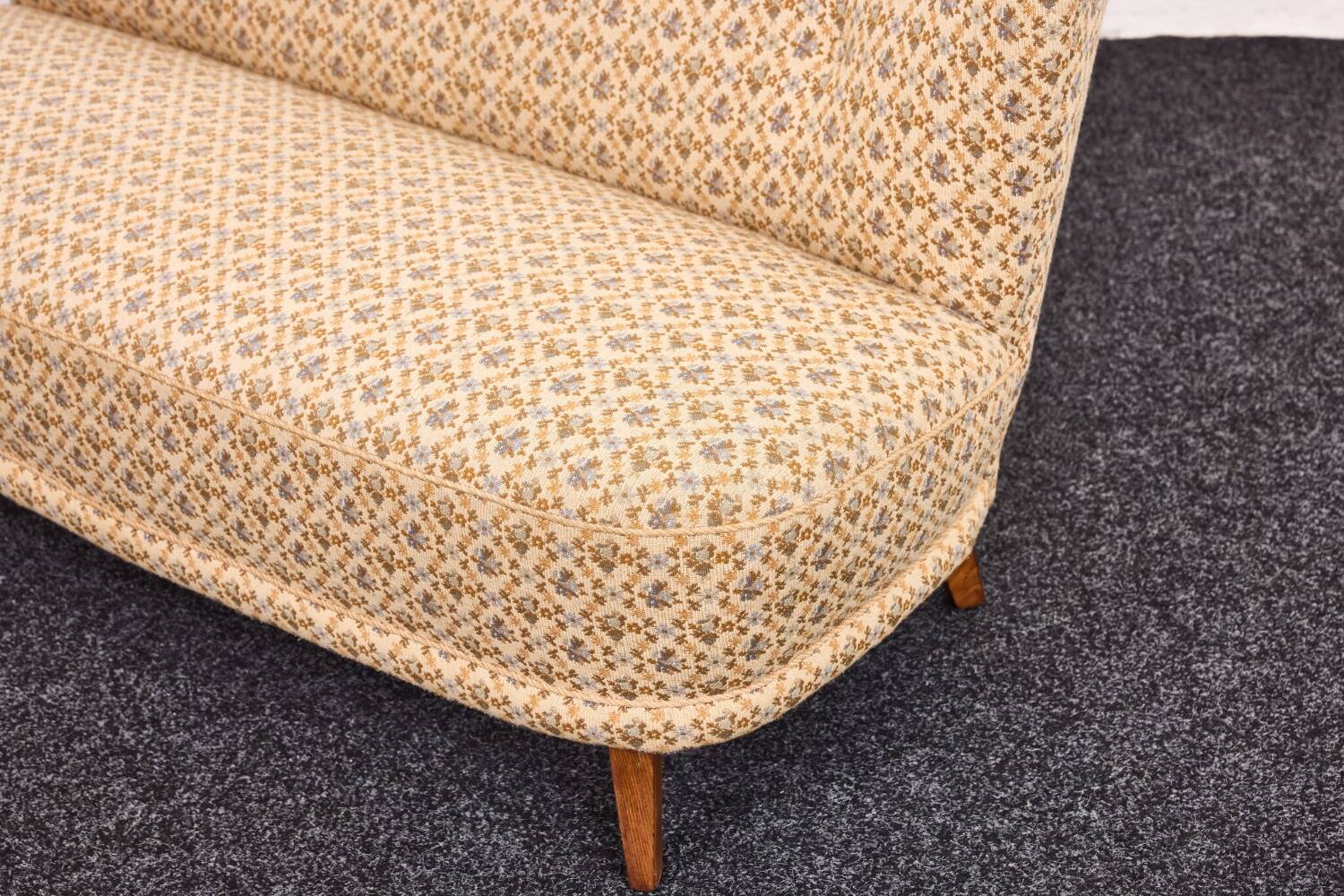 Ensemble canapé et fauteuil cocktail suédois, années 1950 – Dossier courbé