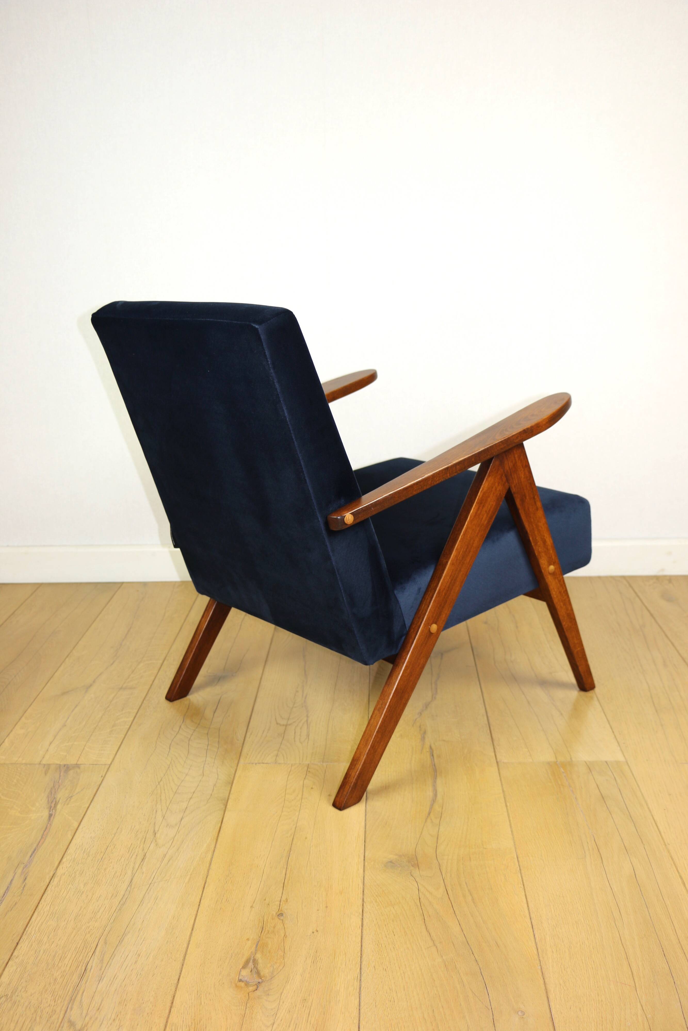 Fauteuil classique Var B-310 vintage des années 1960 en velours bleu marine - bois foncé - 2 pièces disponibles