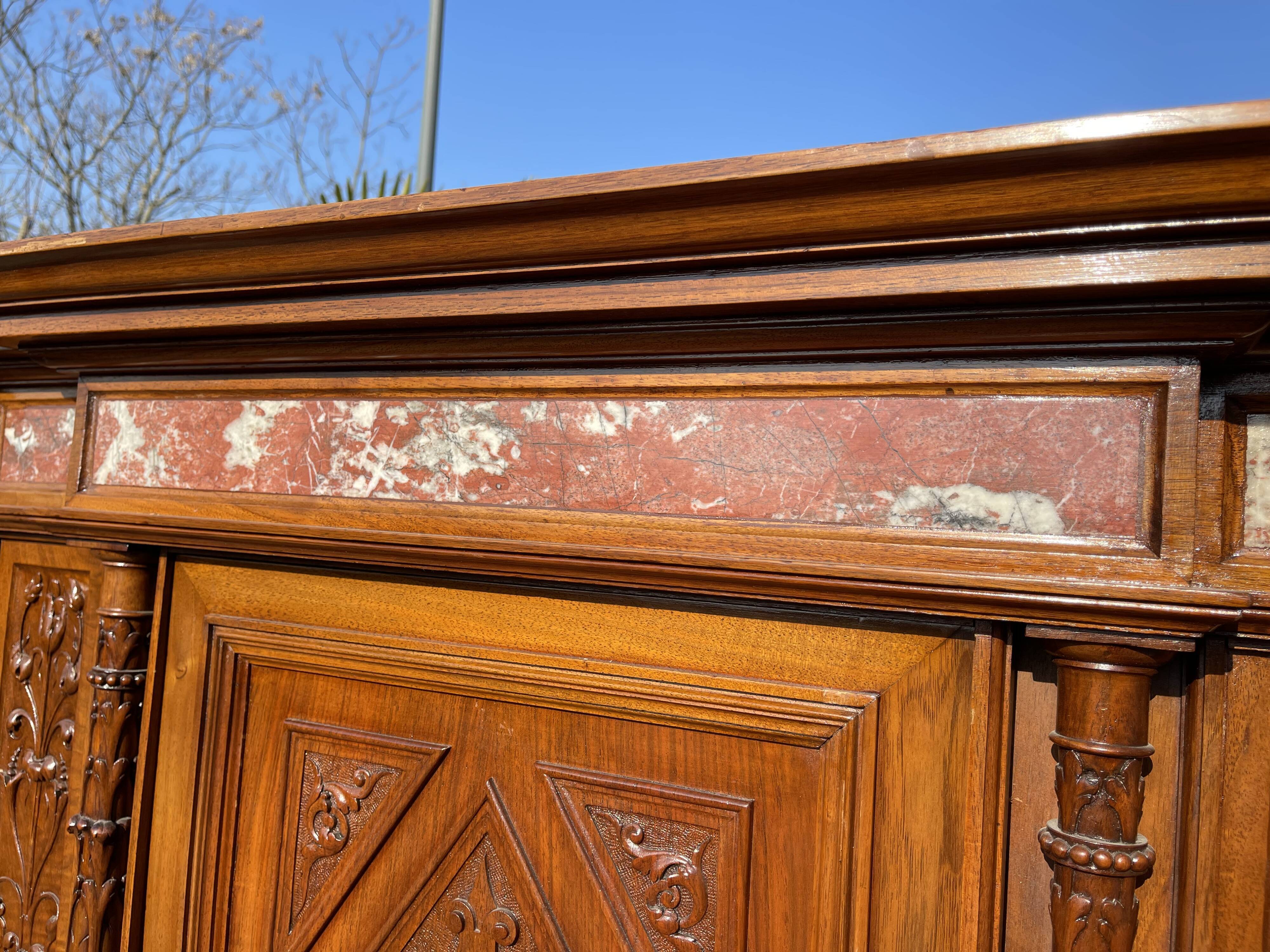 Cabinet en noyer avec incrustations de marbre style renaissance
