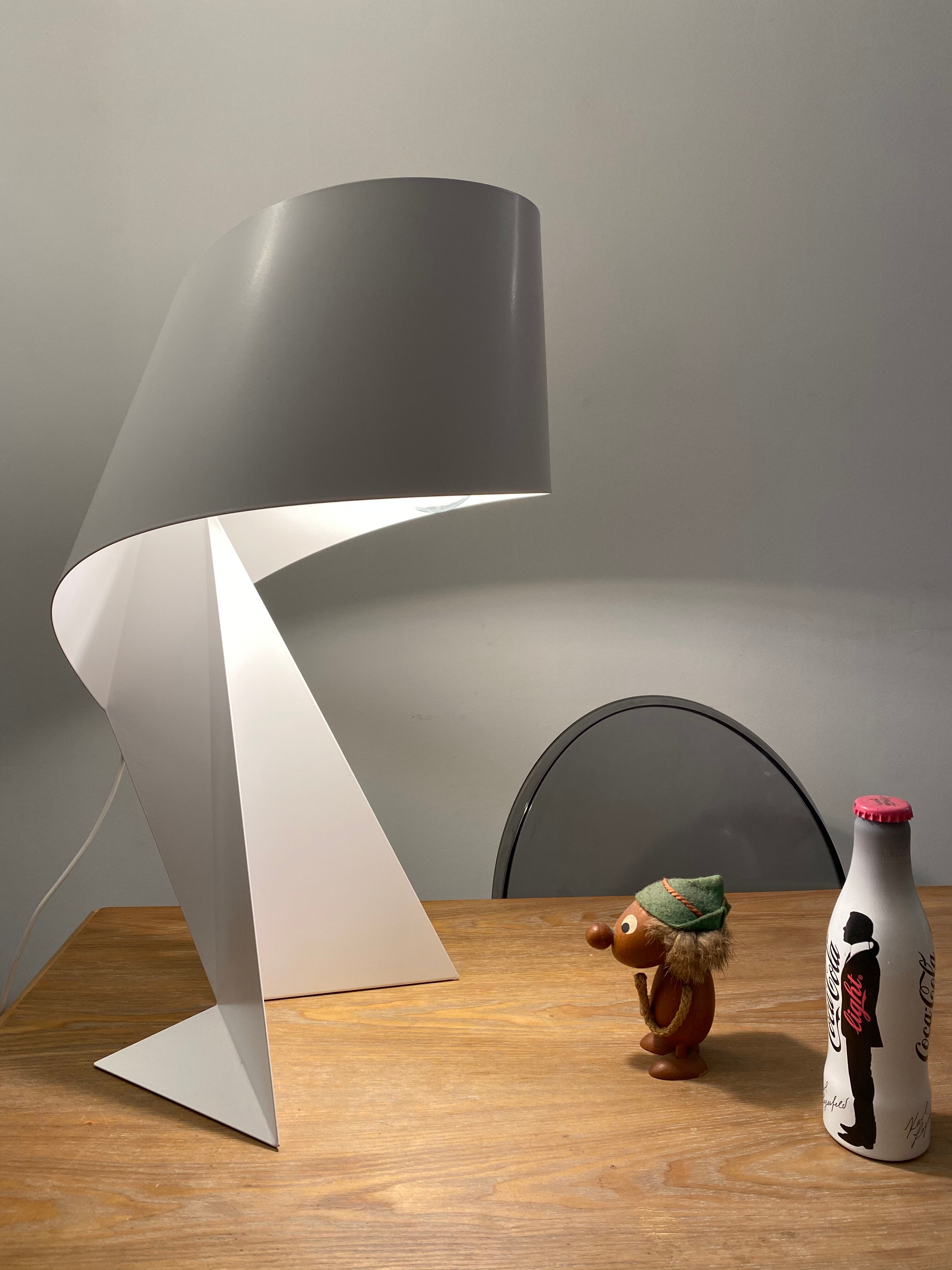 Ribbon lamp design Claire Norcross white laqué steel