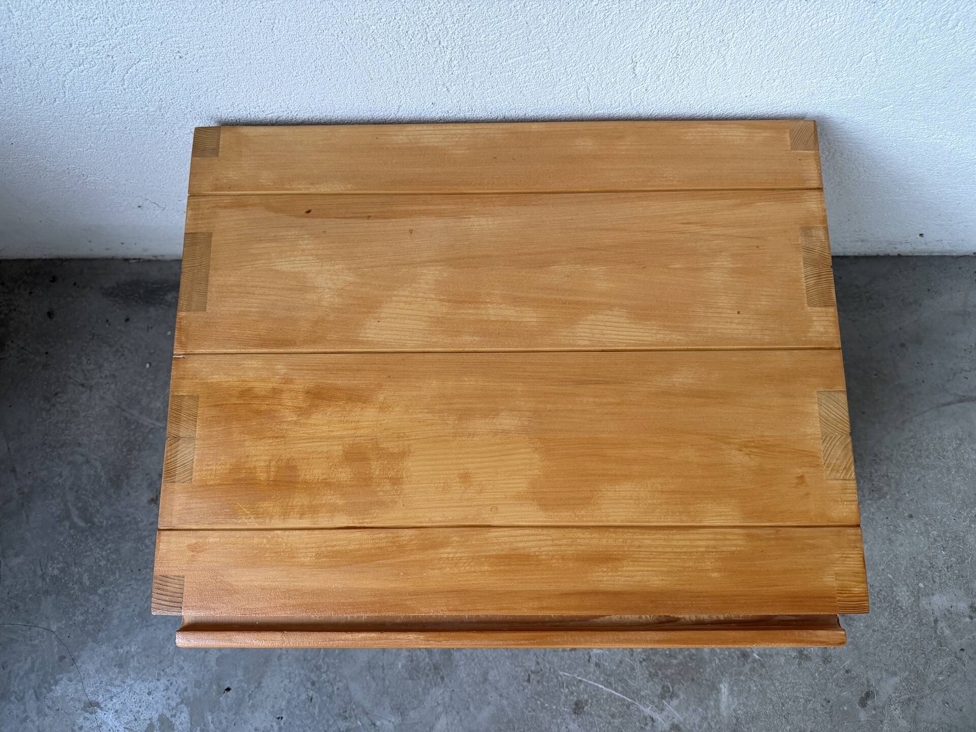Regain bedside table in solid elm