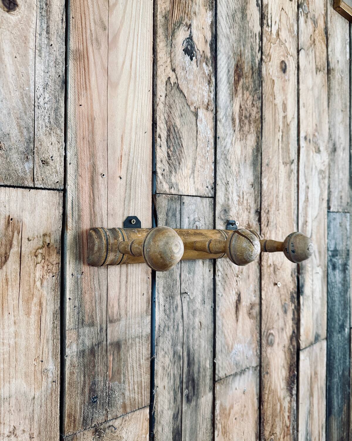 Wooden wall-mounted coat rack with 3 hooks