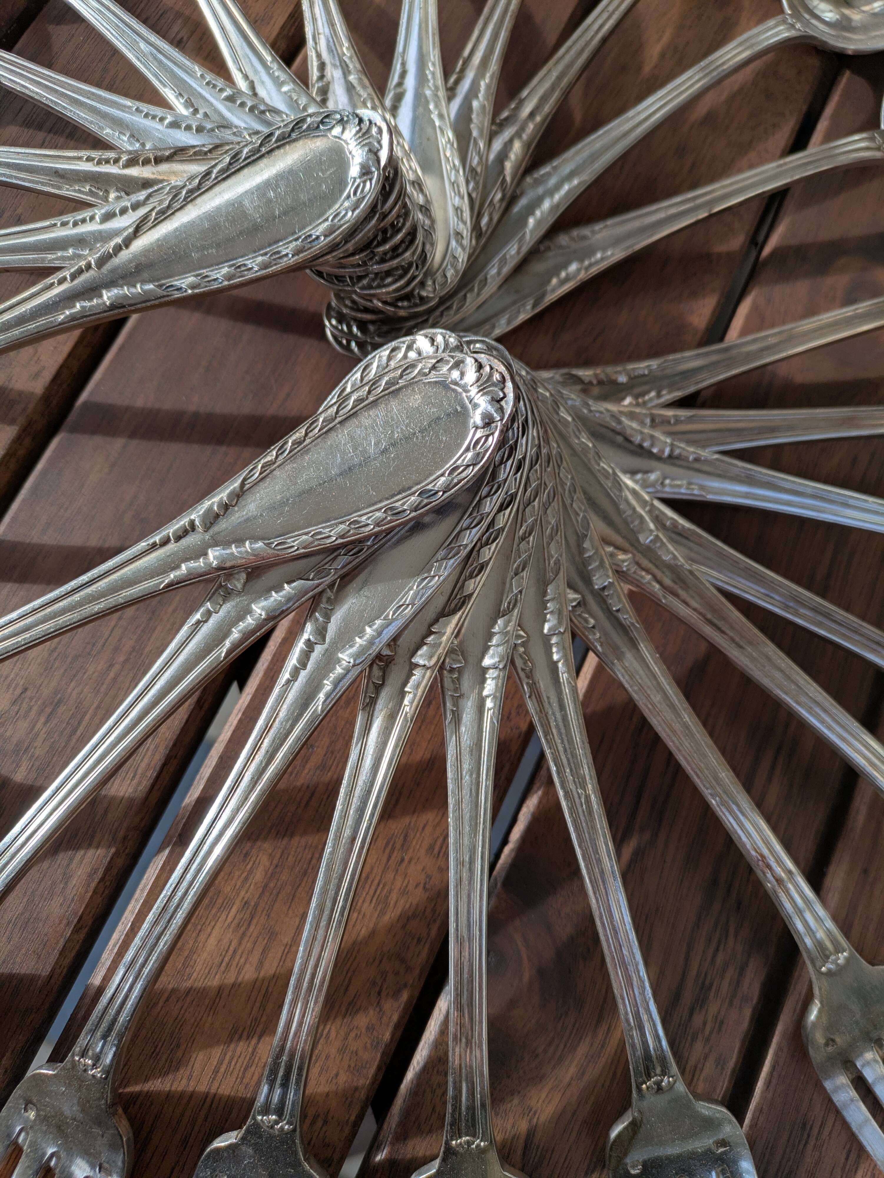 Set of 12 silver plated forks and 12 spoons 84g