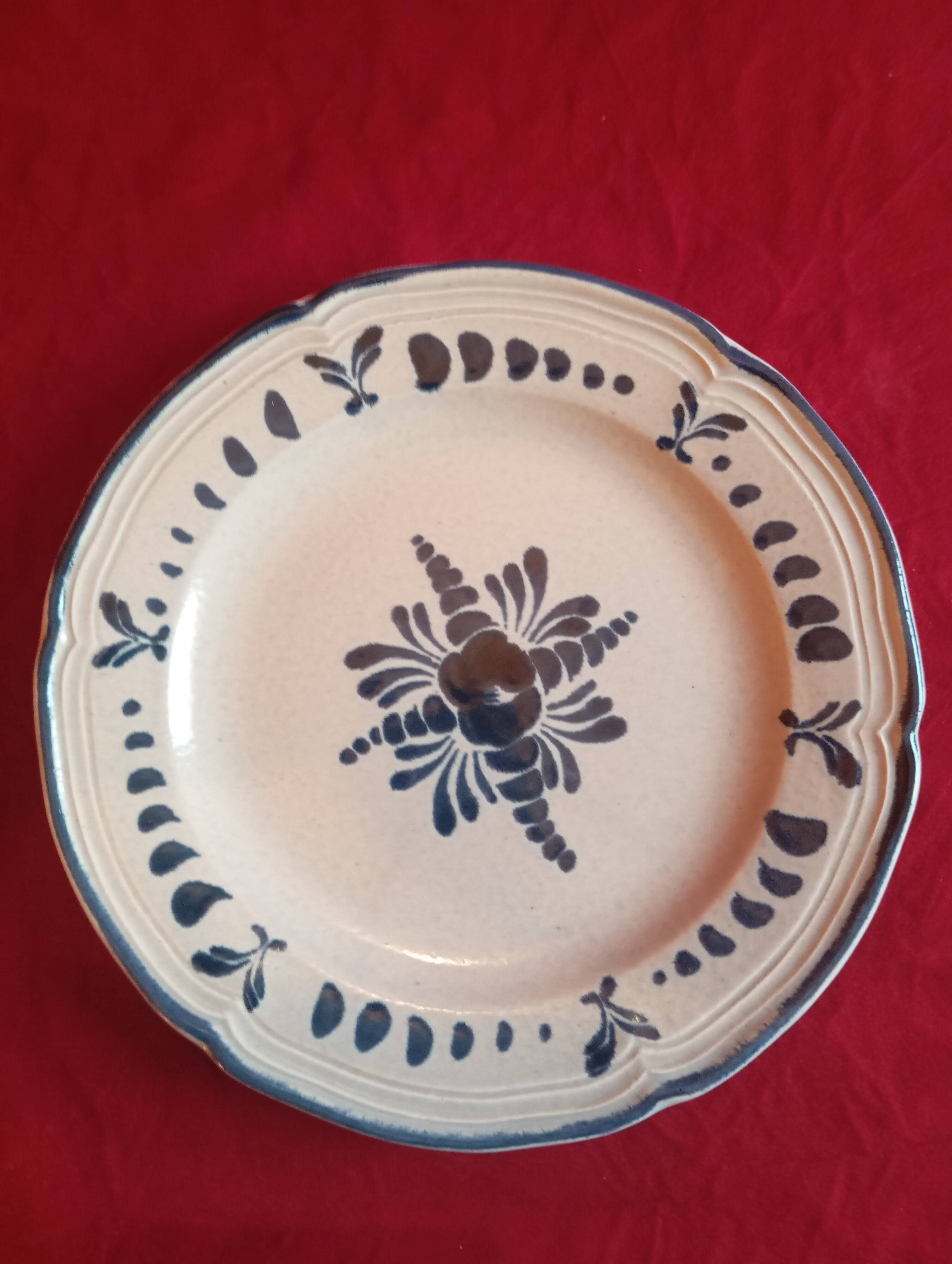 Set of 12 flat plates in pornic earthenware model "stuart"
