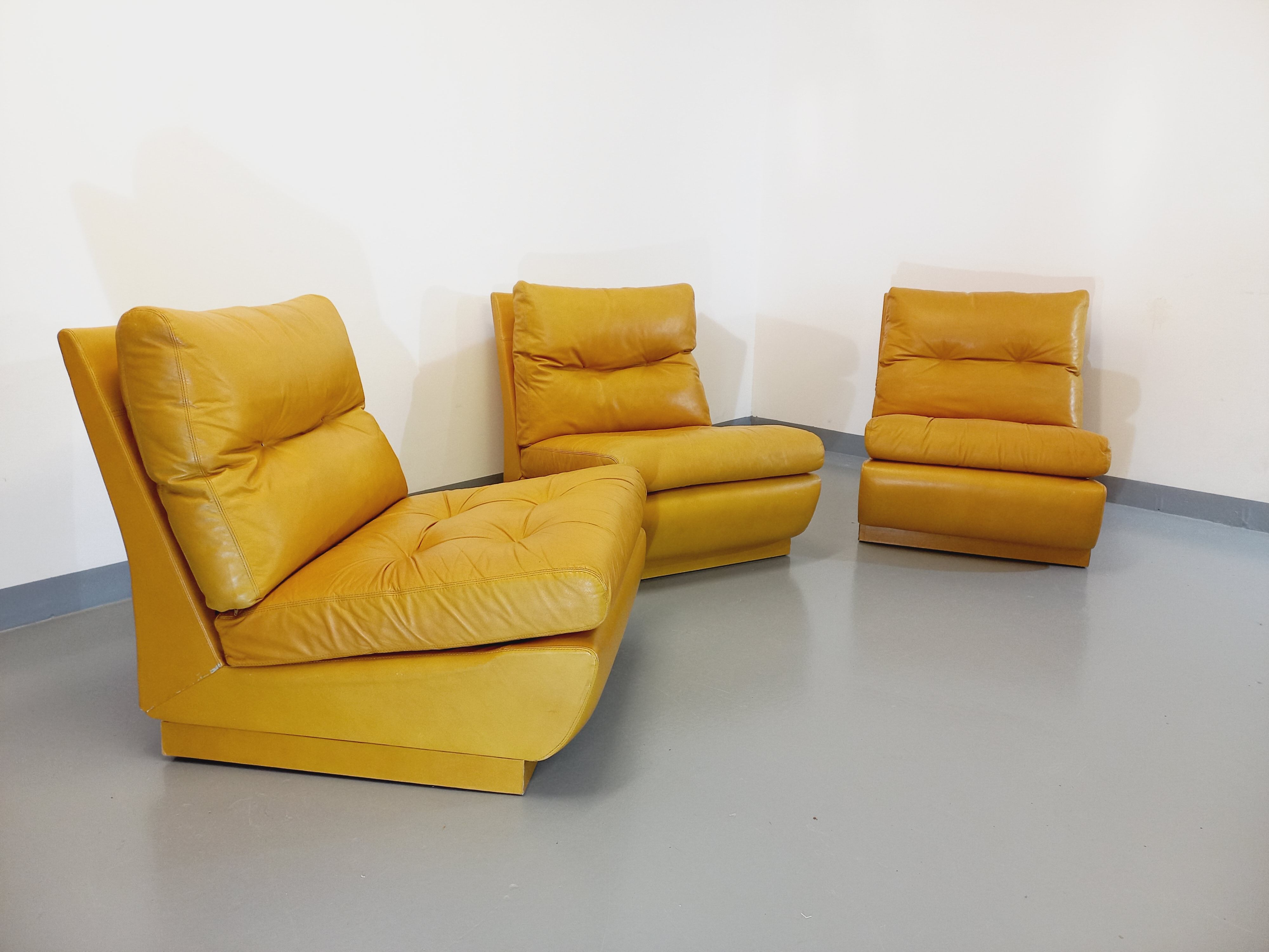 Suite of 3 Roche Bobois vintage chauffeurs in mustard yellow leather 70s
