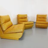 Suite de 3 chauffeuses Roche Bobois vintage en cuir jaune moutarde années 70