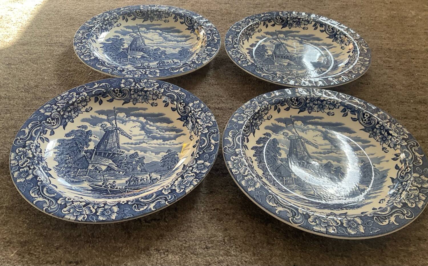 Série de 4 assiettes creuses Royal Tudor Ware England