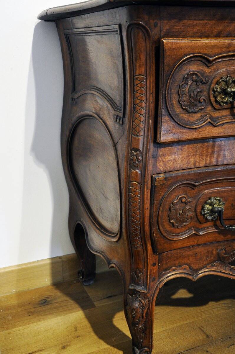 Provençal chest of drawers in solid walnut from Nîmes, Louis XV period