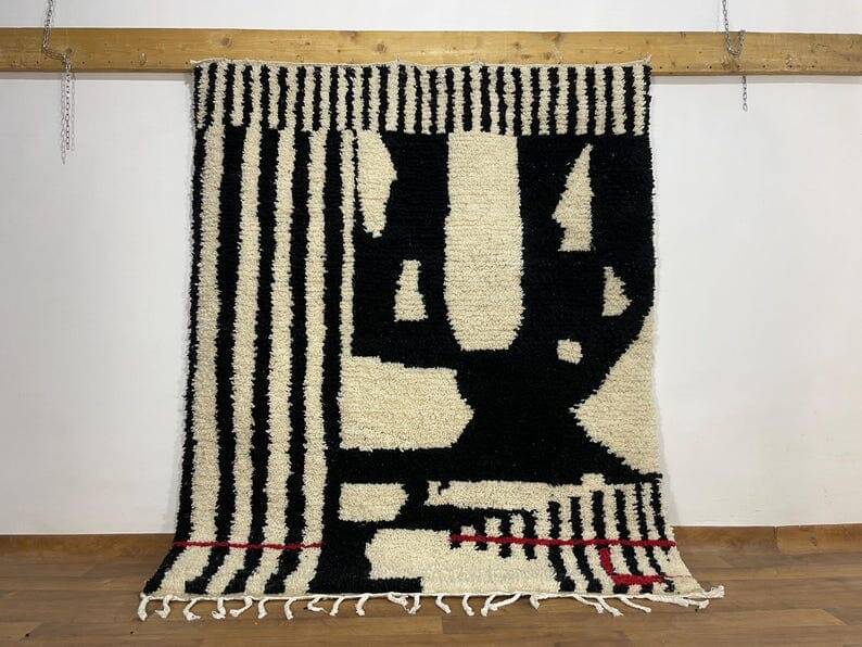Handmade traditional Beni Ourain Berber rug, size 150 x 250 cm.