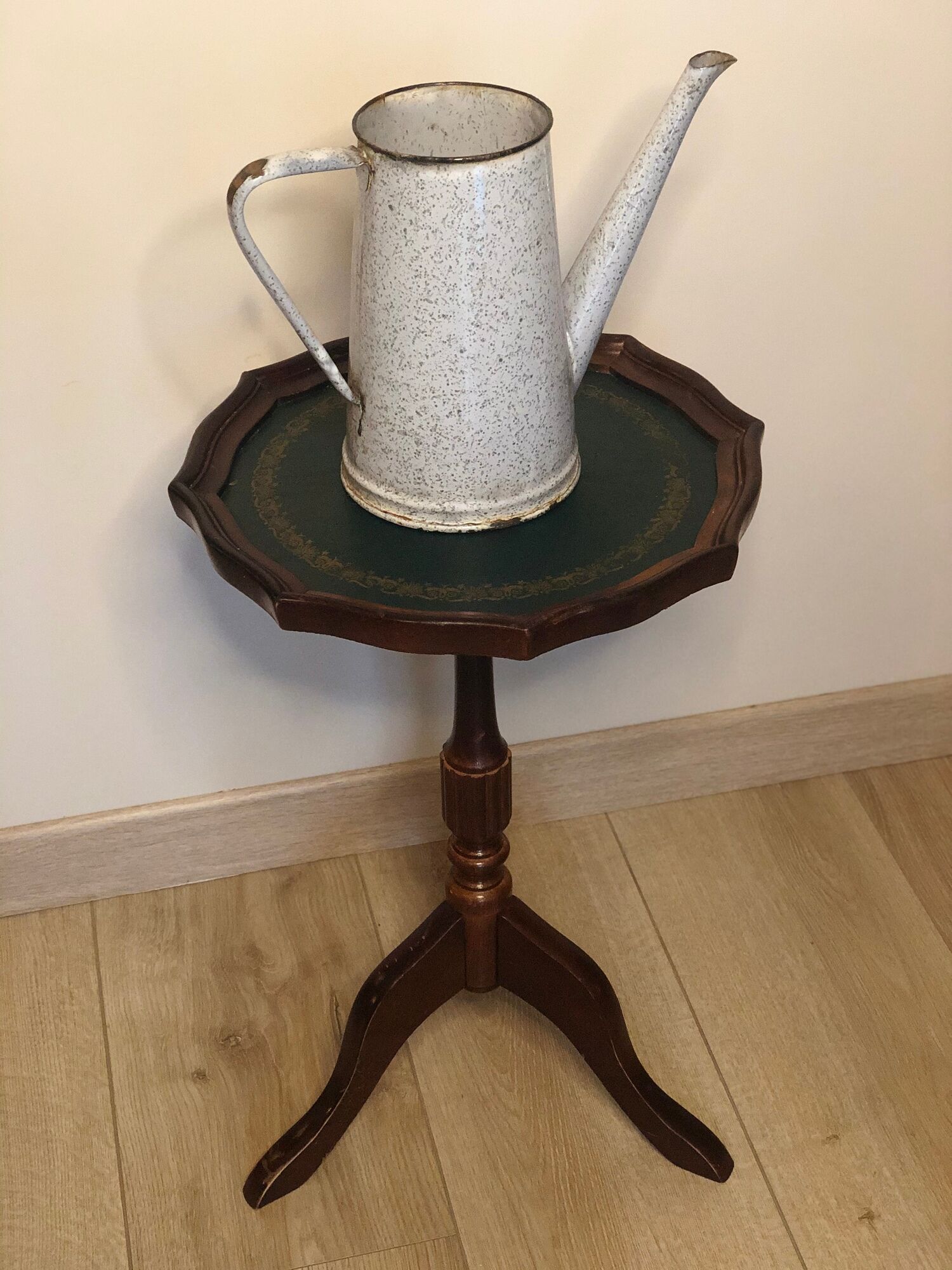 Harness or pedestal table in wooden tripod foot and green leather top