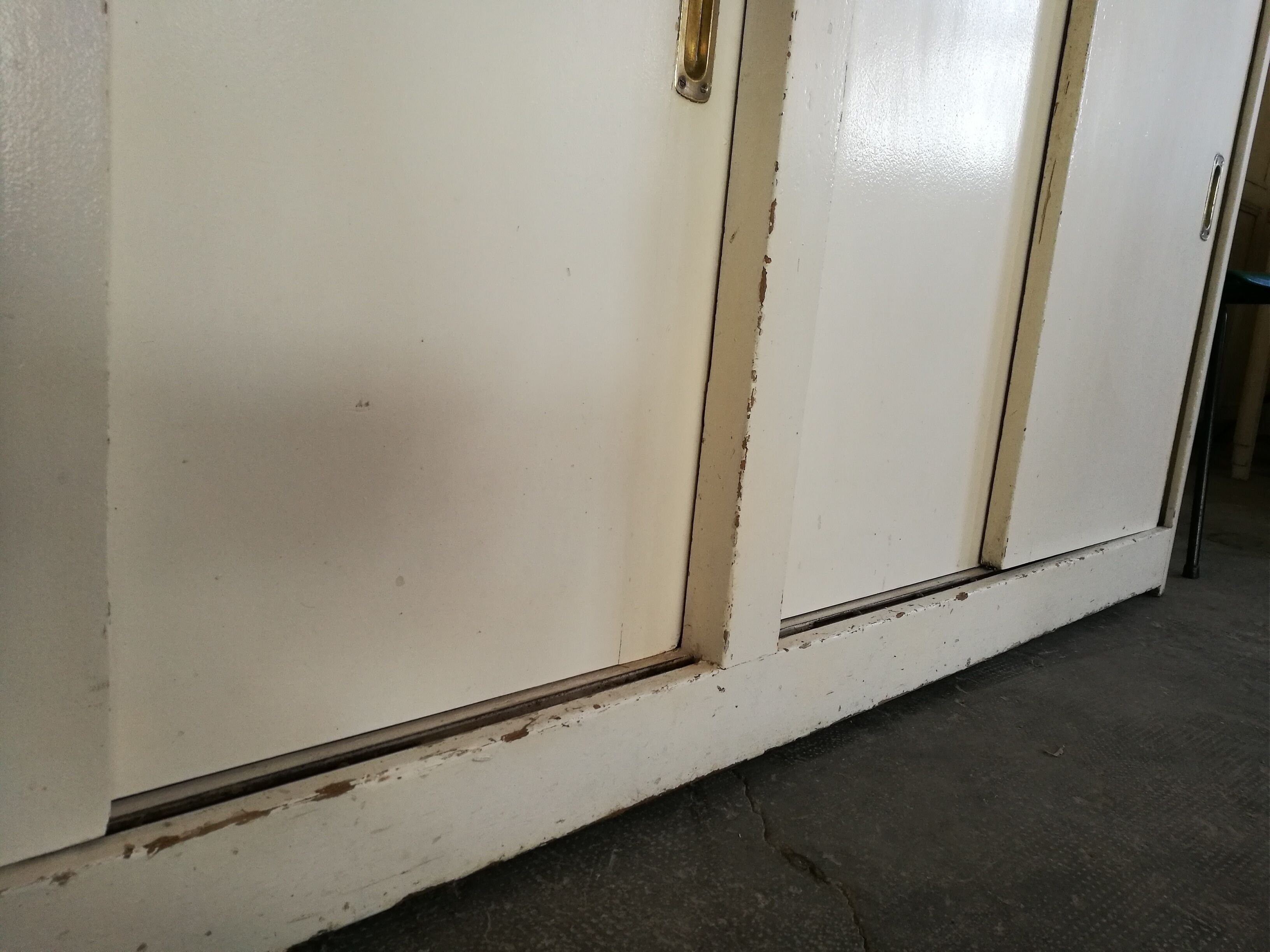 Buffet sliding doors