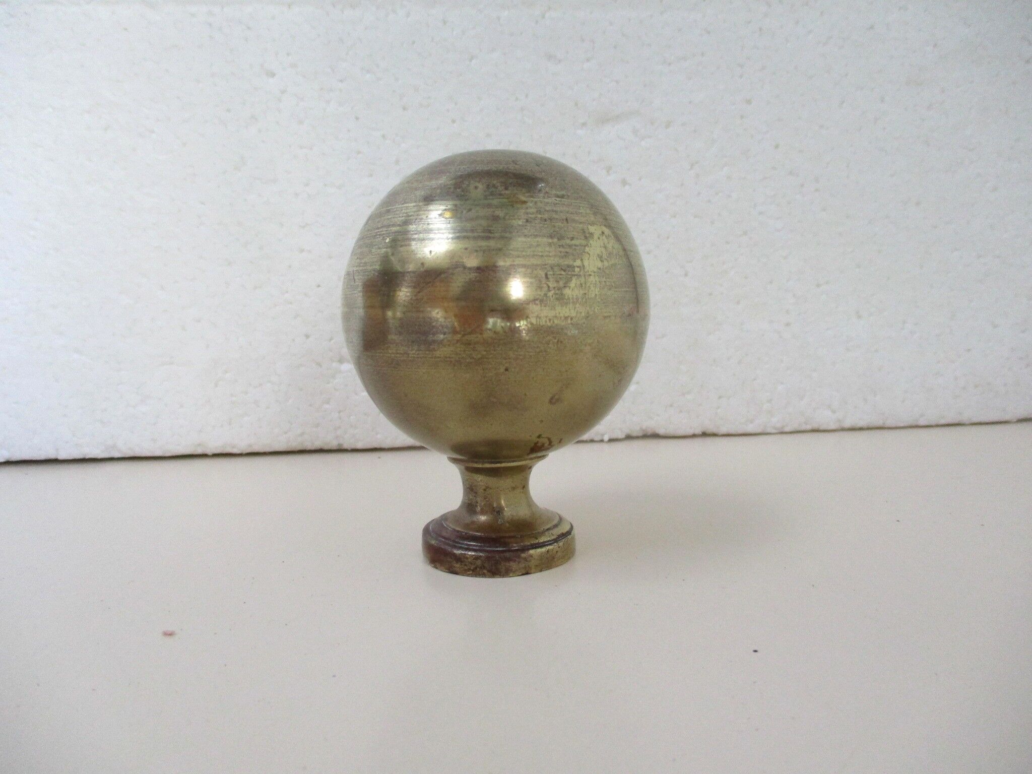 Boule ancienne en laiton  pour rampe d'escalier