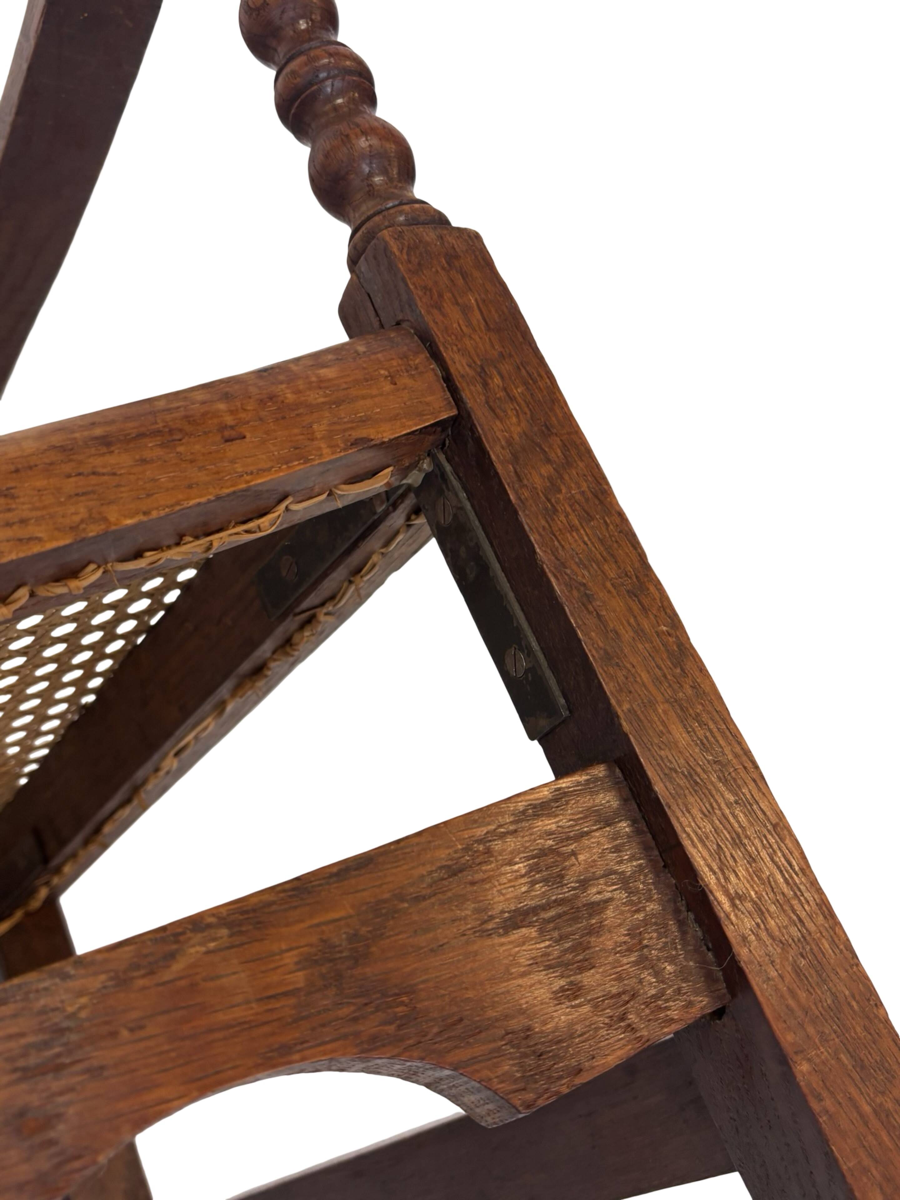 Fauteuil Art Déco en chêne tressé, design minimaliste.