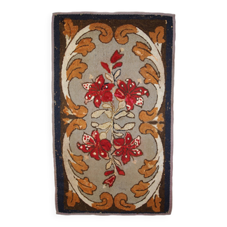 Tapis américain style hooké à motifs floraux, début XXe siècle