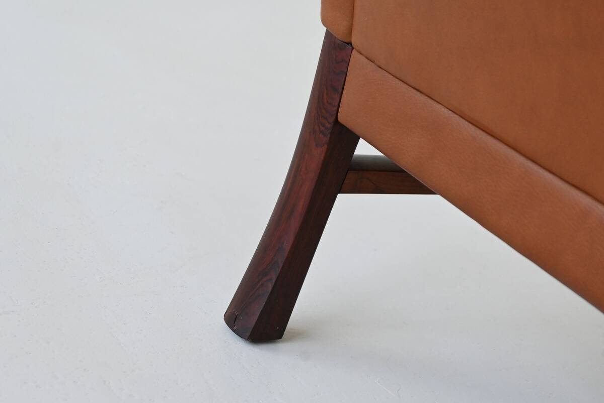 Canapé scandinave trois places en palissandre et cuir marron Danemark 1960