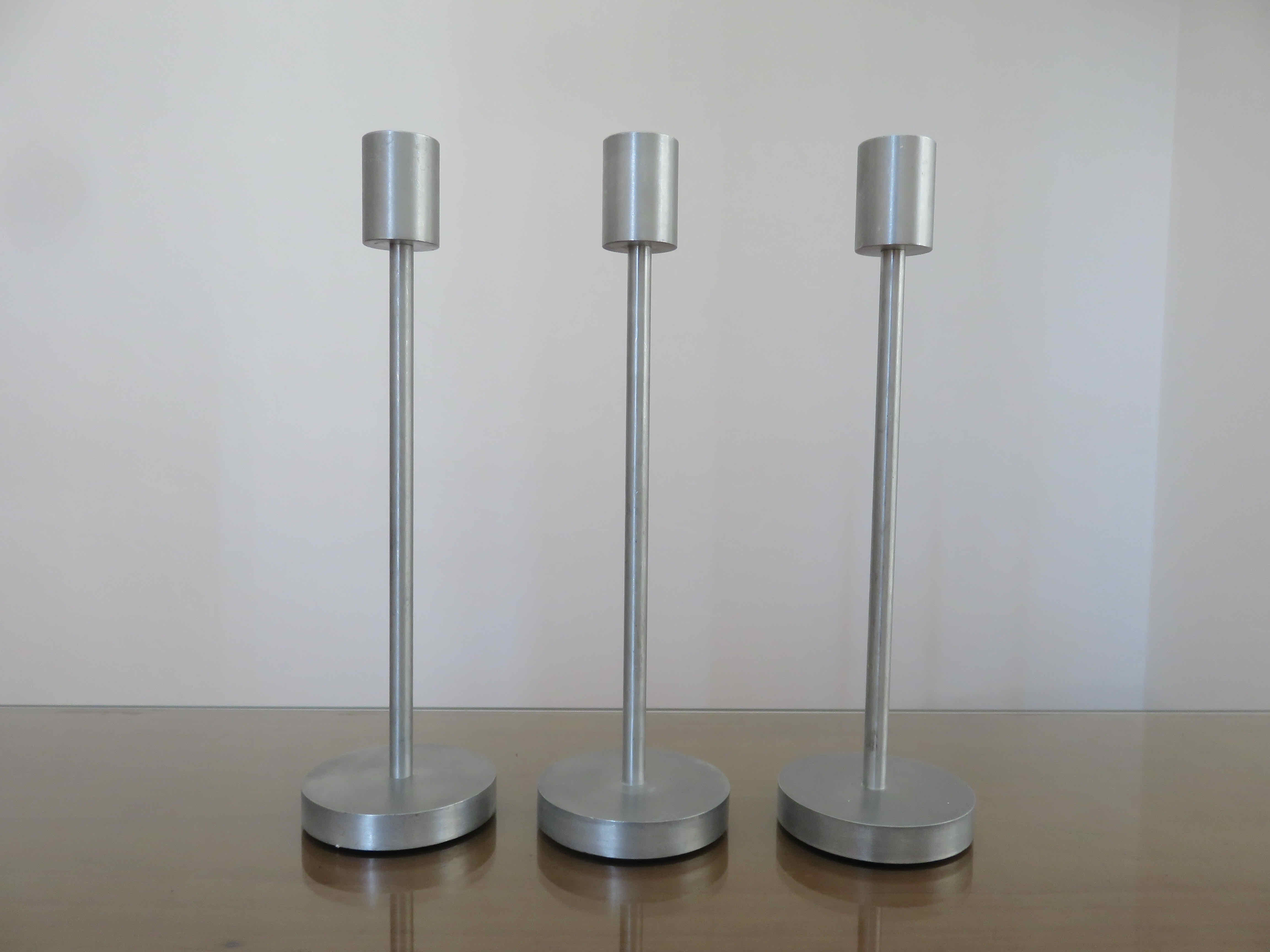 Série de 3 bougeoirs scandinaves, minimalistes, en aluminium années 70