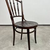 Curved wooden dining chairs by Thonet Mundus