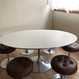 Table oval et ses six poufs