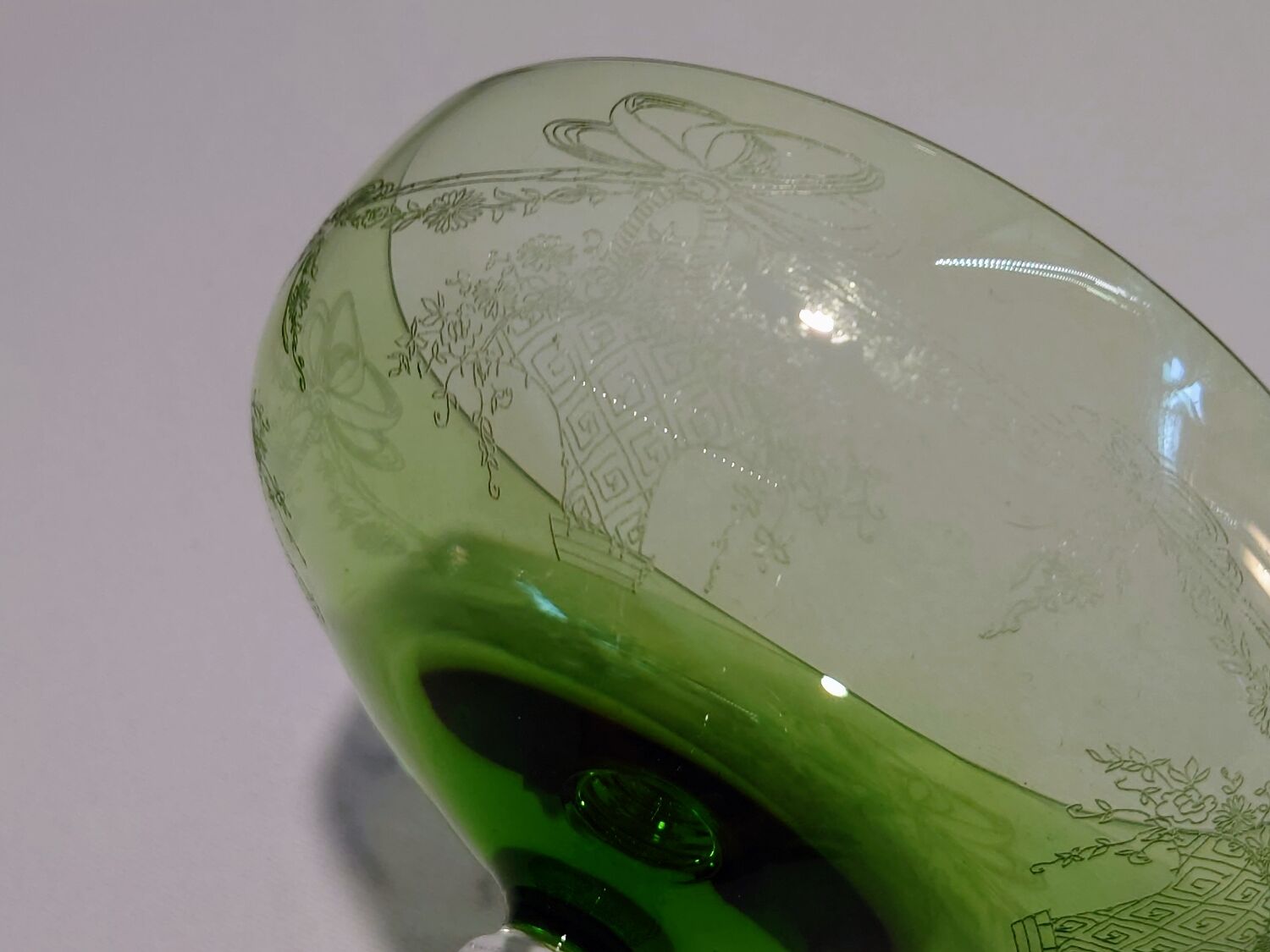 5 colored champagne glasses