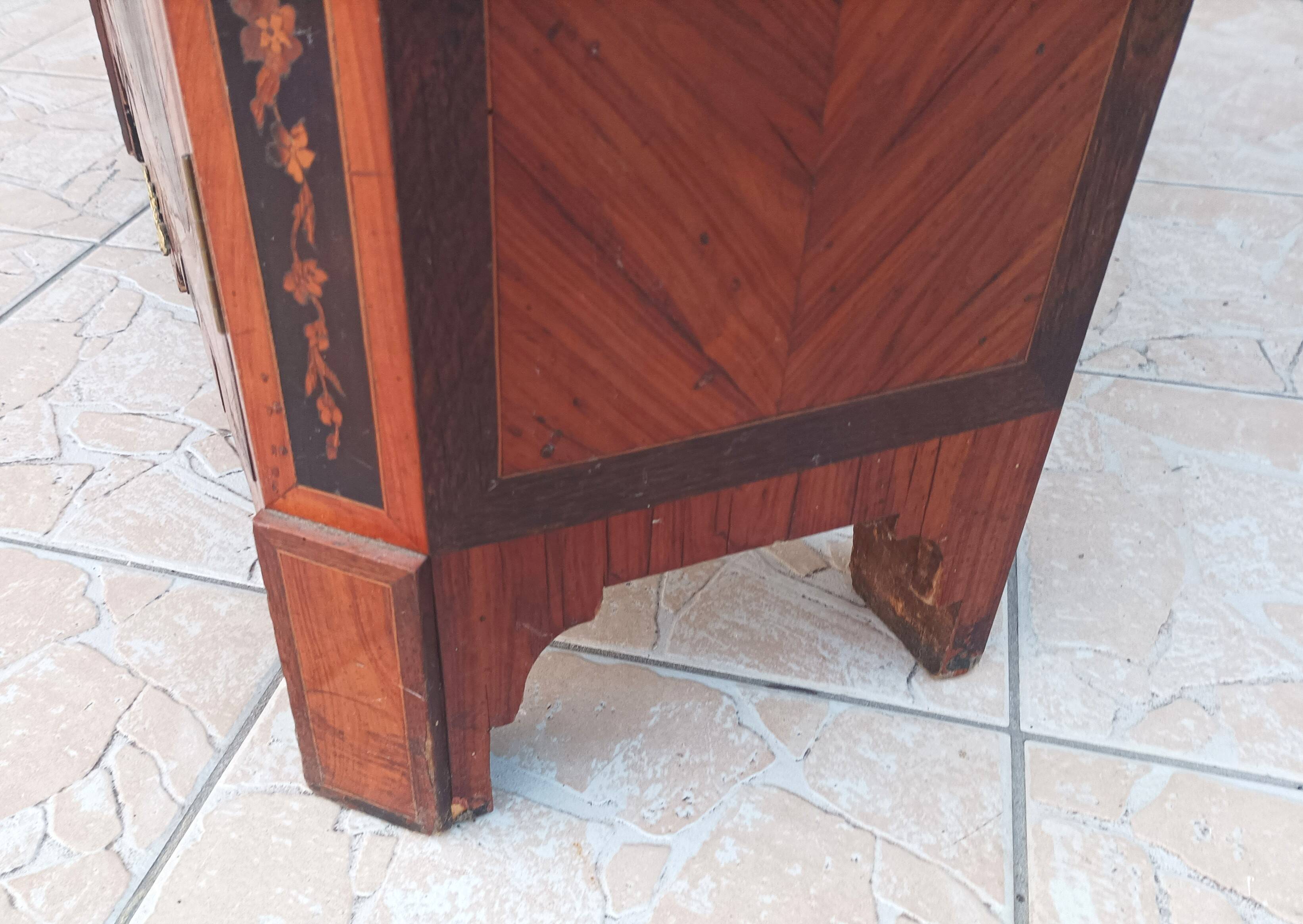 Louis XVI display cabinet in rosewood and amaranth veneer.