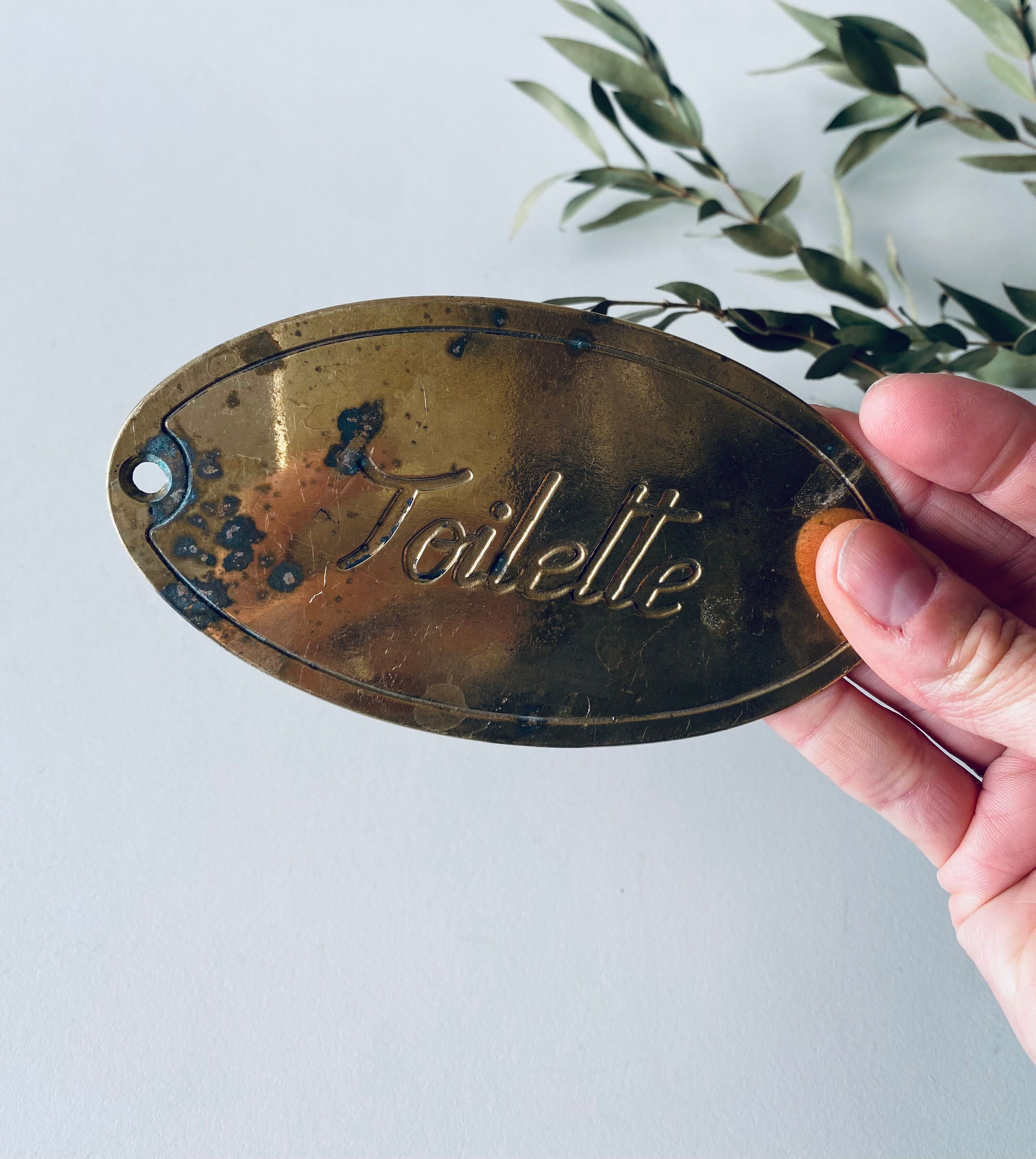 Brass plate inscription "toilet"