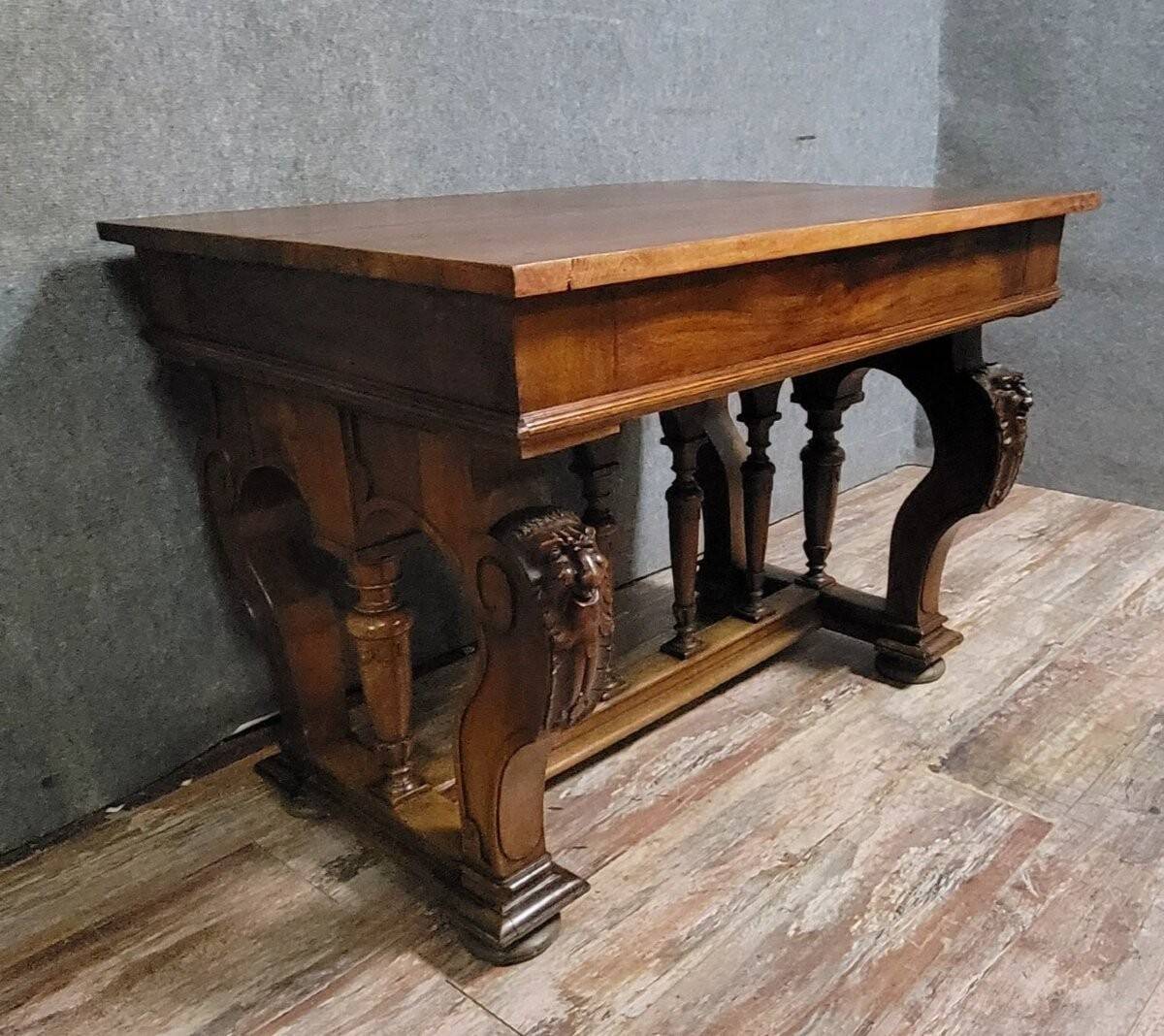 Table de milieu en noyer sculpté – Style Néo-Renaissance – XIXe siècle