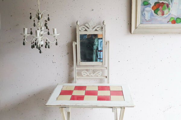 Petite coiffeuse pliante ancienne en bois, carreaux et miroir au mercu