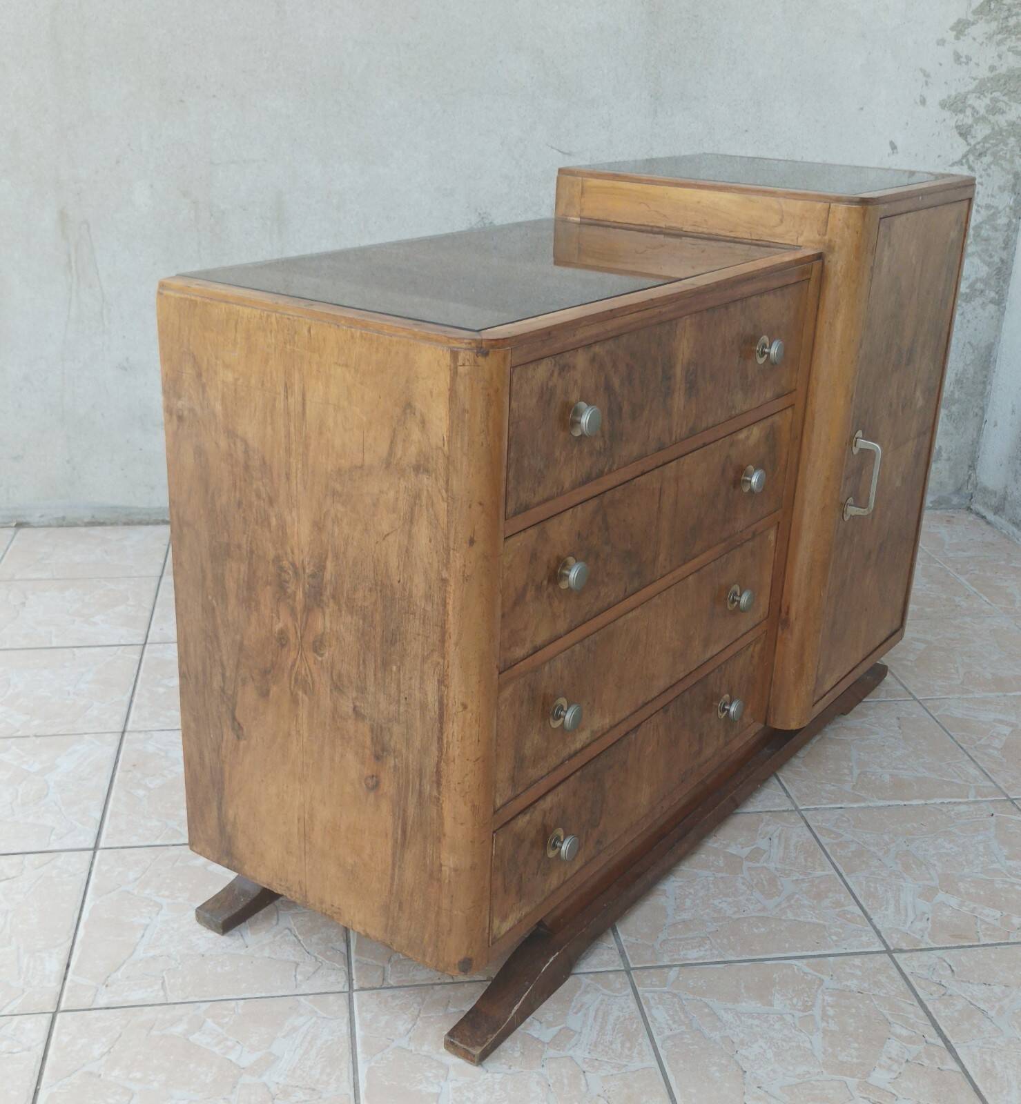 Art Deco buffet bar in walnut burl.