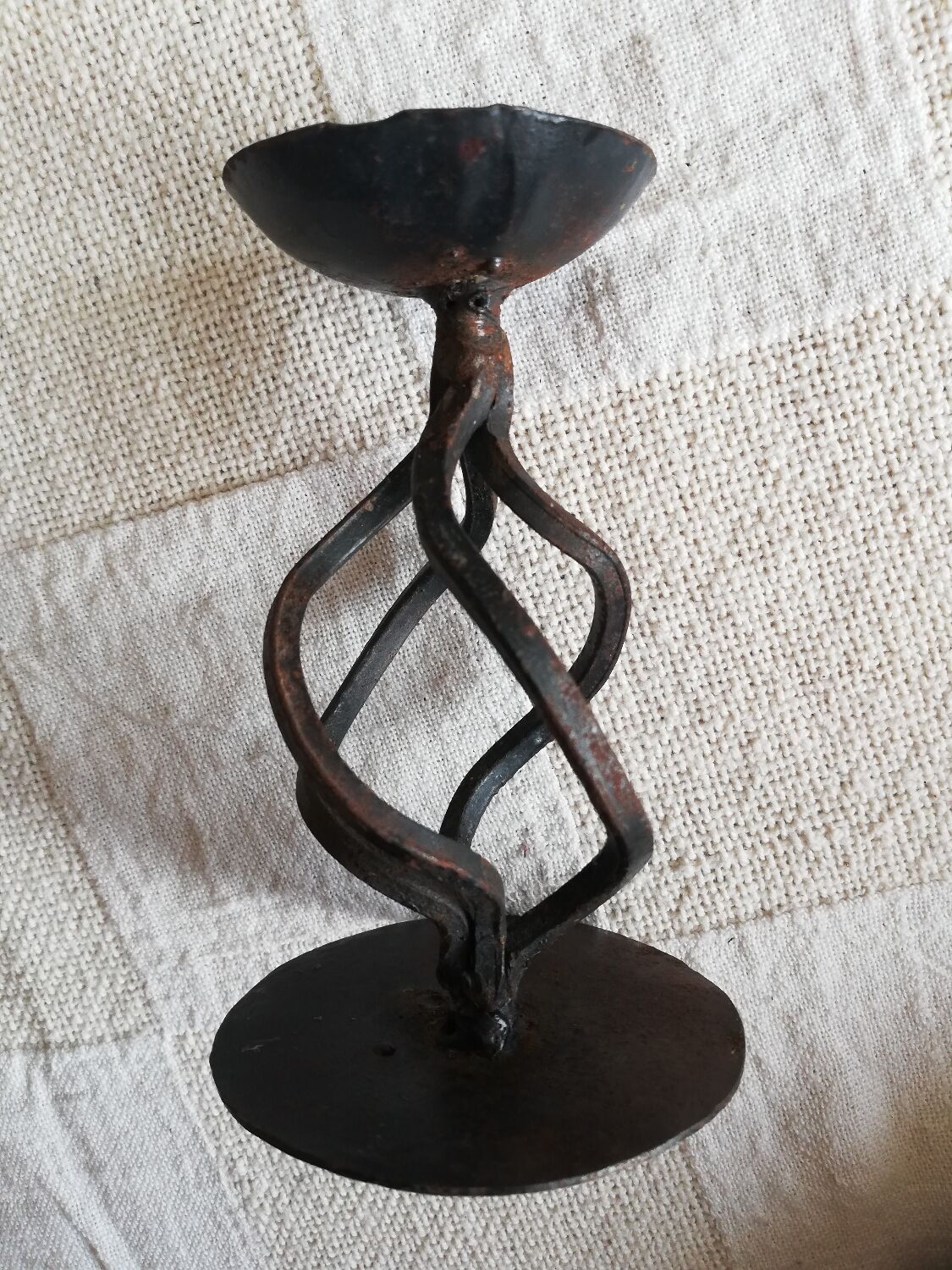 Rusty twisted candle holder for round candles