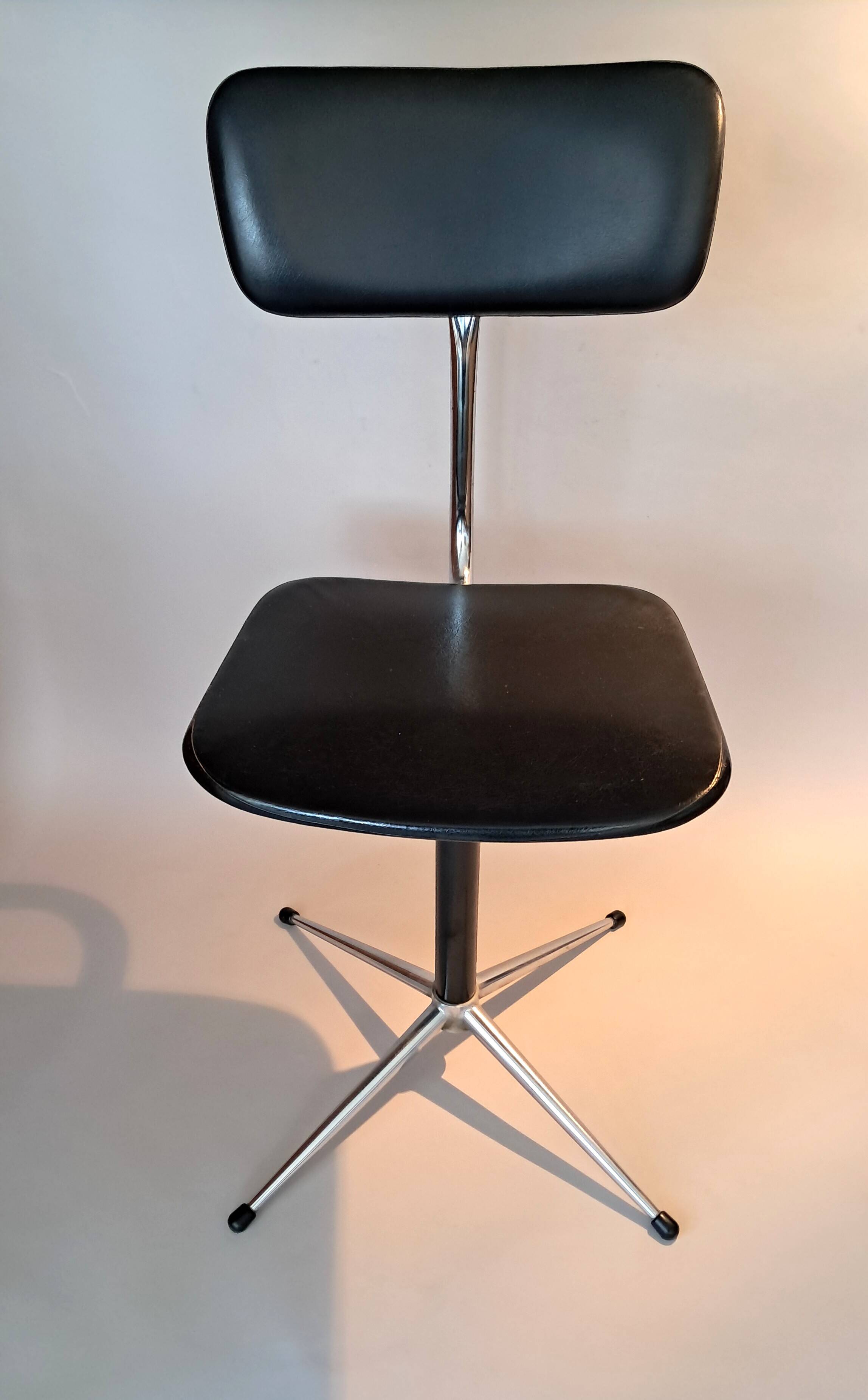Vintage workshop chair in faux leather from the 1950s/1960s.
