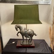 Lampe vintage cheval  en étain