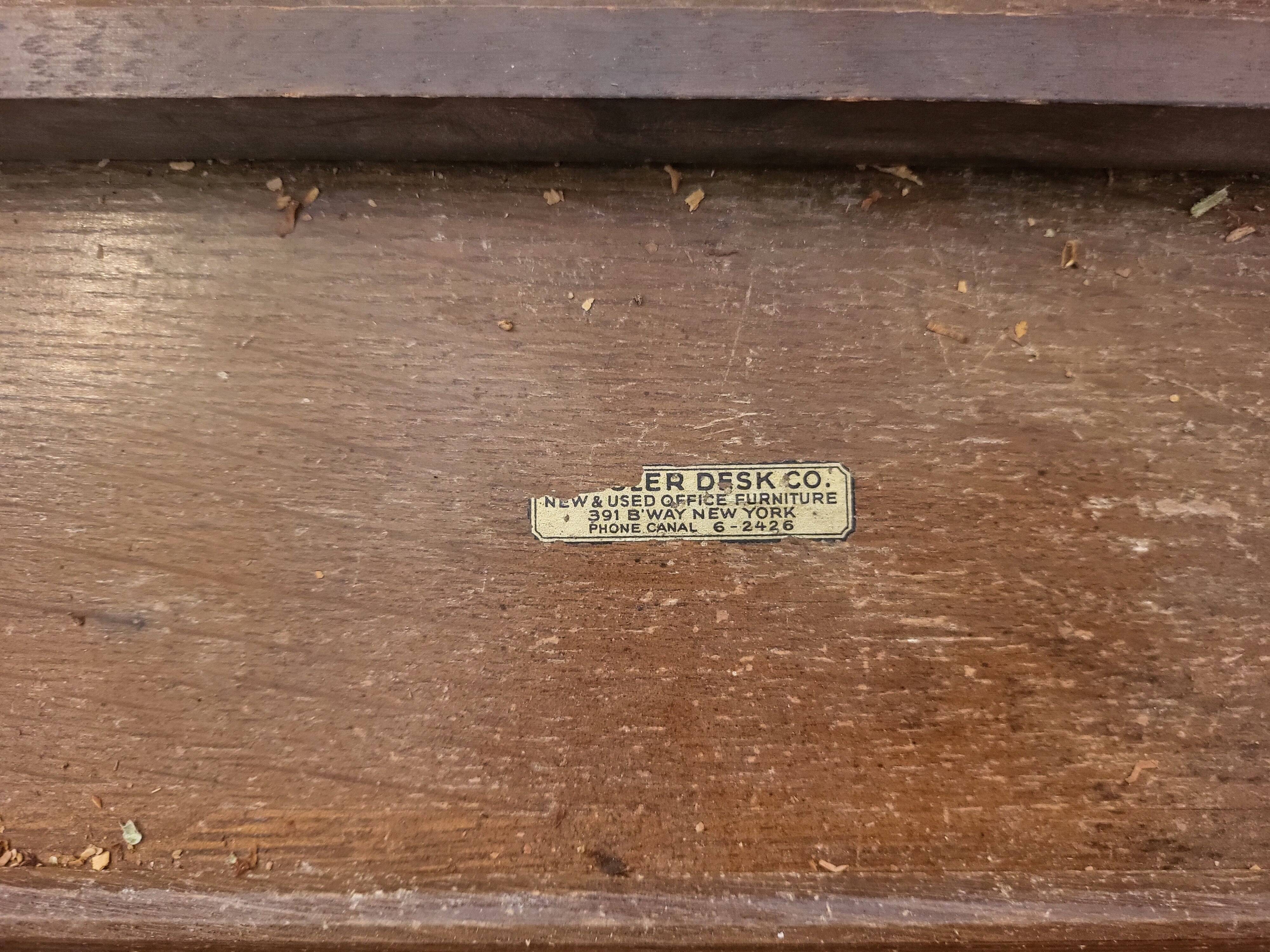 Grand Bureau Américain toutes faces Sculpté "Leopold Desk Co." – Circa 1920