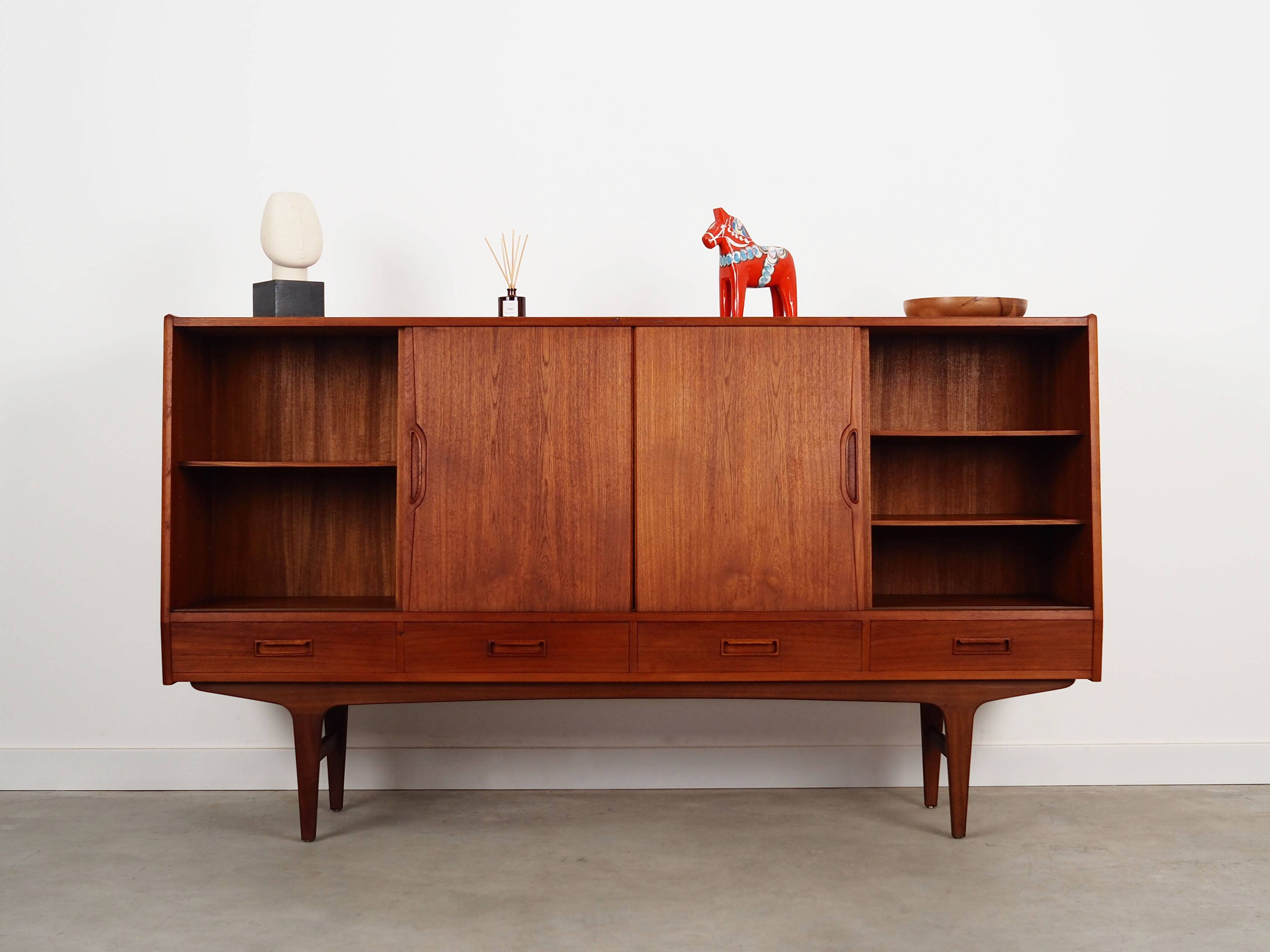 Buffet haut en teck, design danois, années 1970, fabriqué par Børge Dam