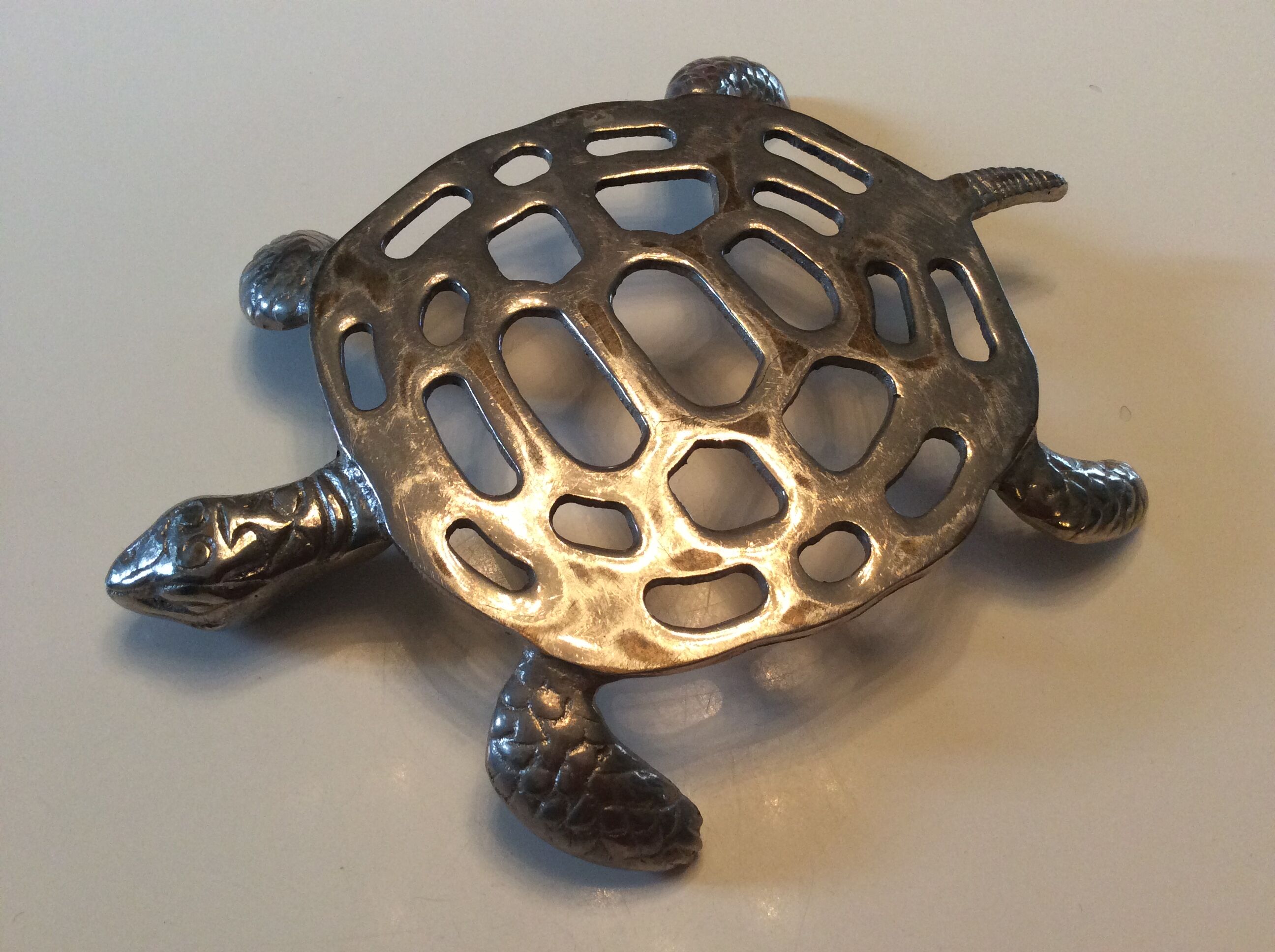 Flat vintage turtle in silver bronze, 70s