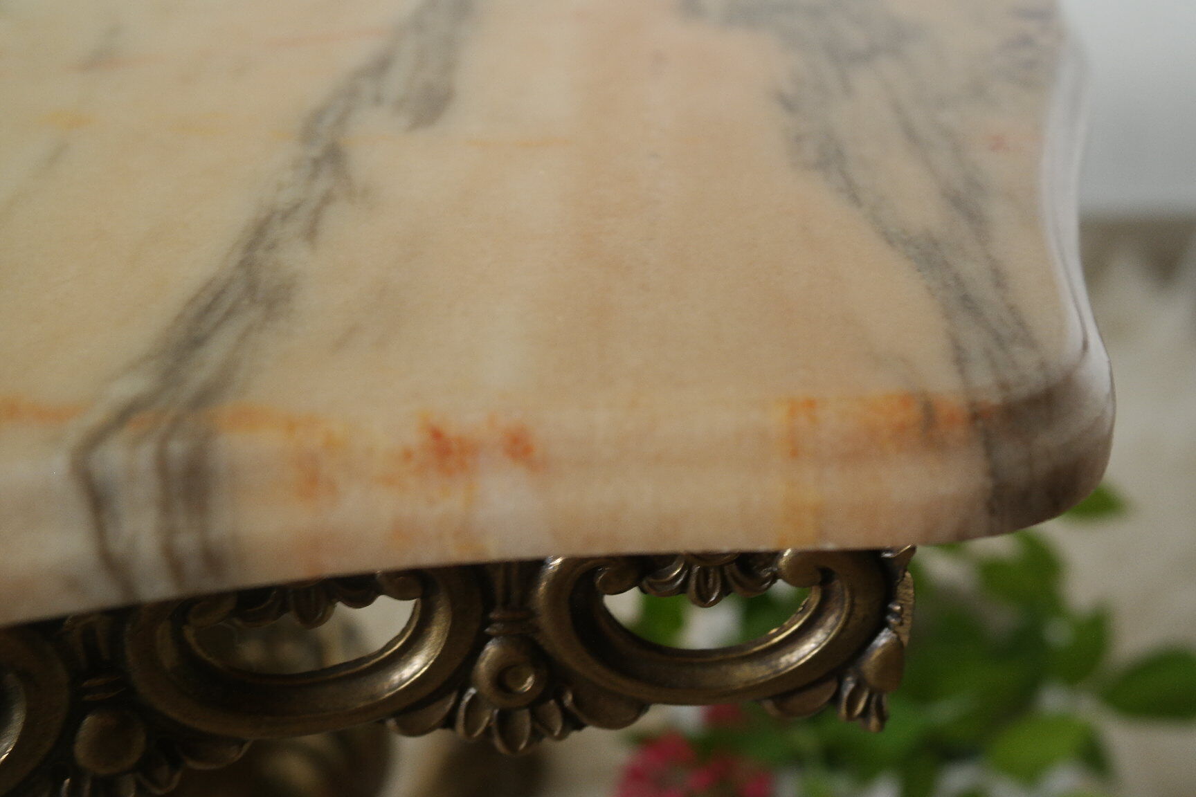 Coffee table in brass and onyx