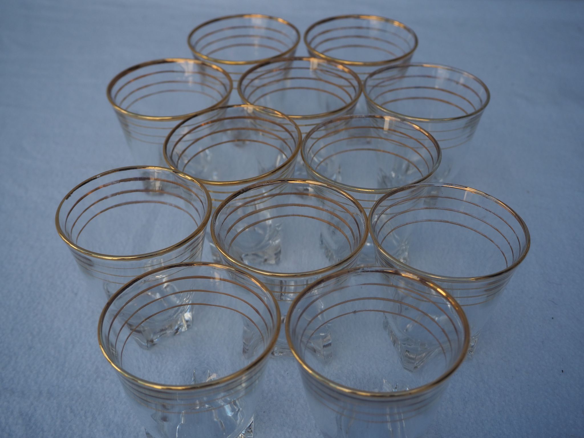 Golden liqueur service from the 1950s-1960s and its 12 glasses.
