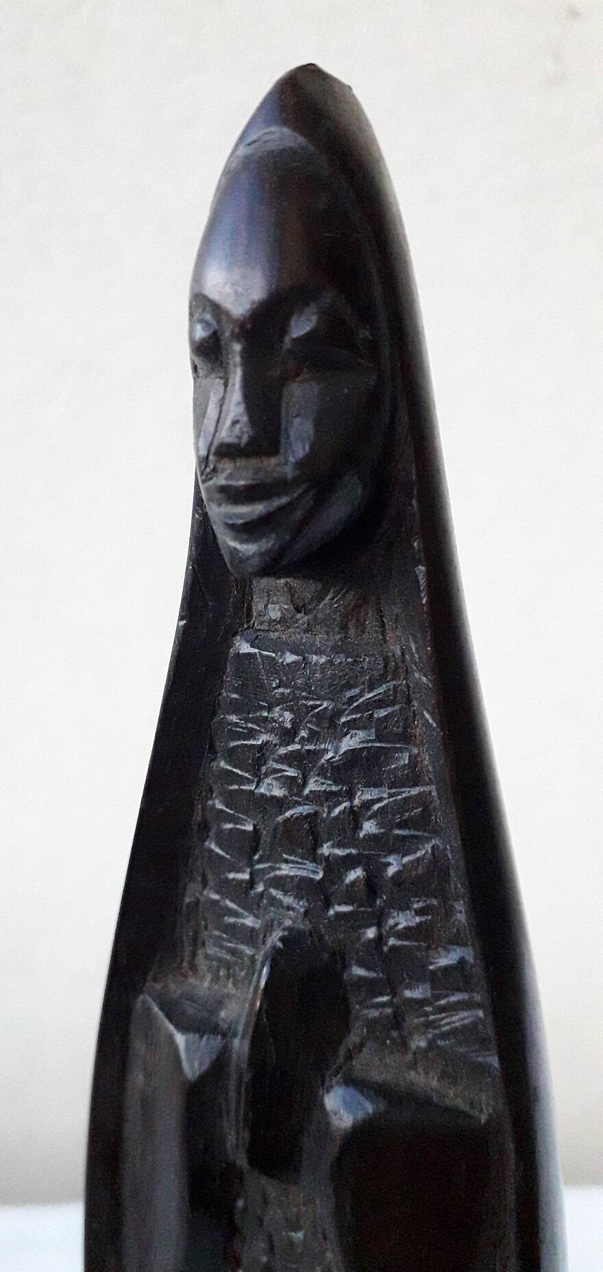 Vierge en bois sculpté