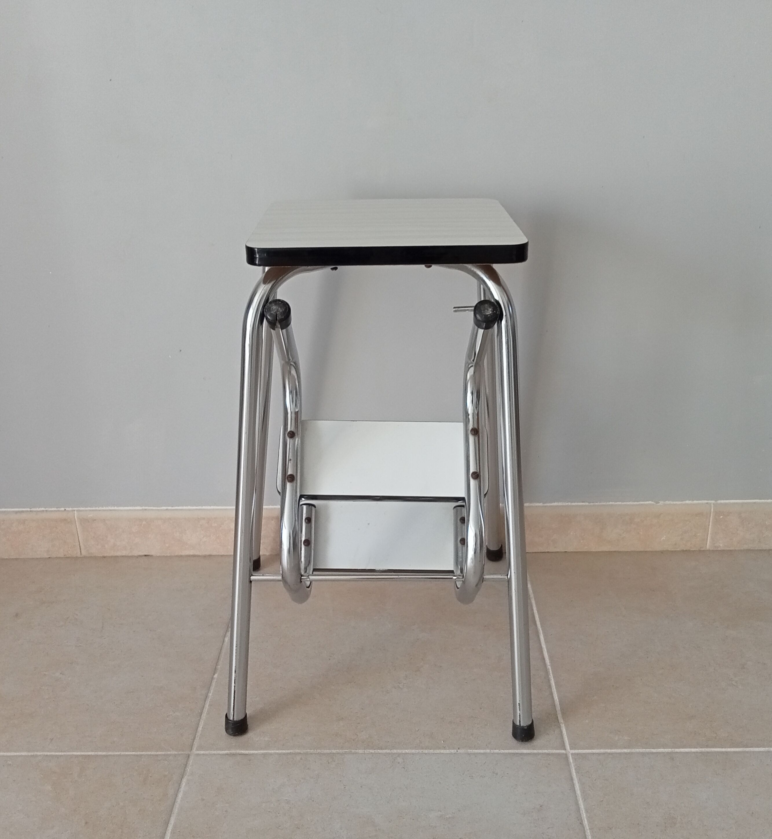 Vintage stepladder in chrome and formica 70s/80s