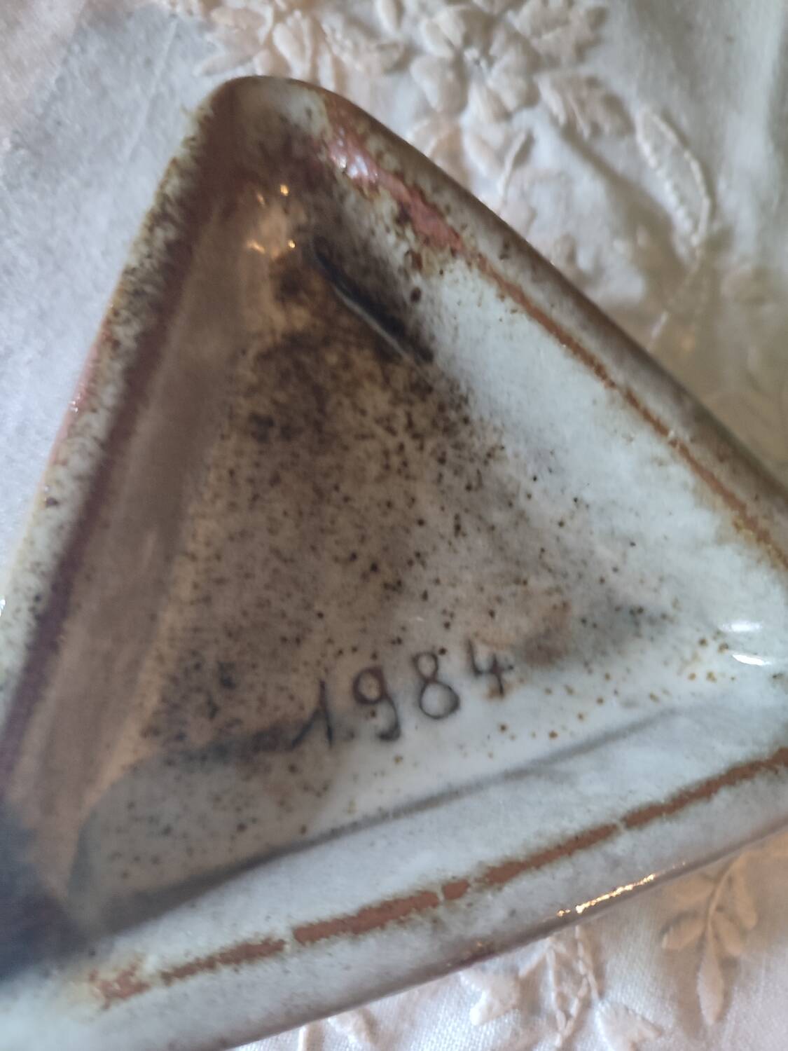 Cendrier triangle en Grès émaillé Chantal et Thierry Robert