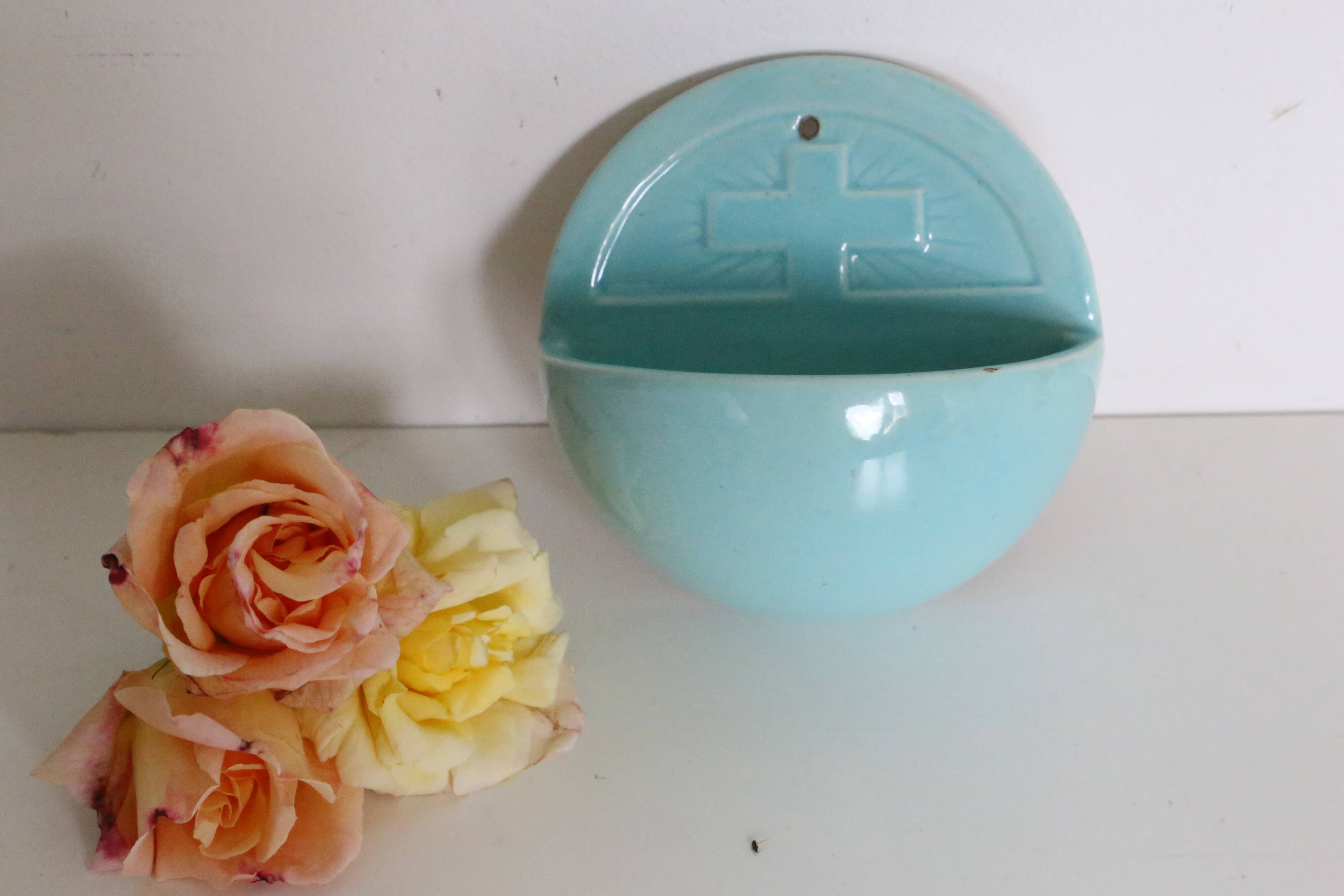 Bénitier en faïence de Desvres, 1980