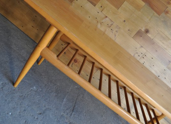table basse en hêtre avec porte-magazines, années 1970