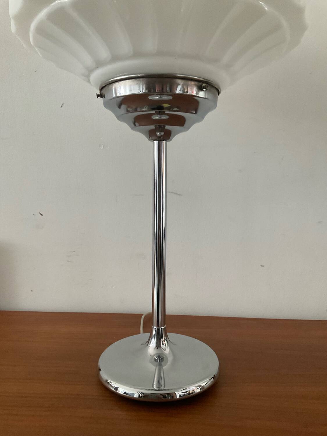 Art Deco lamp in chromed metal and opaline