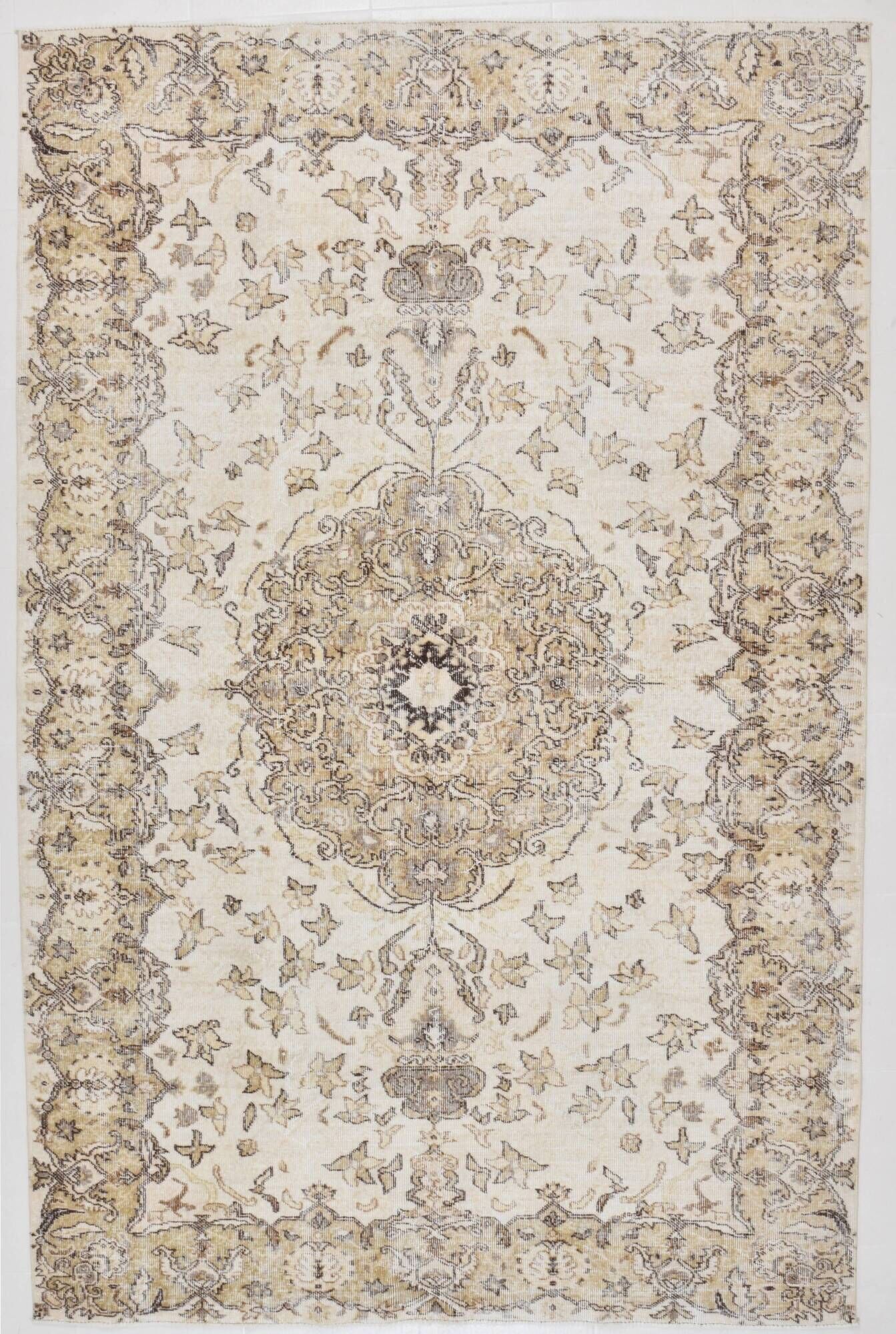 Vintage Turkish rug in beige and brown with floral medallion, 192 × 294 cm